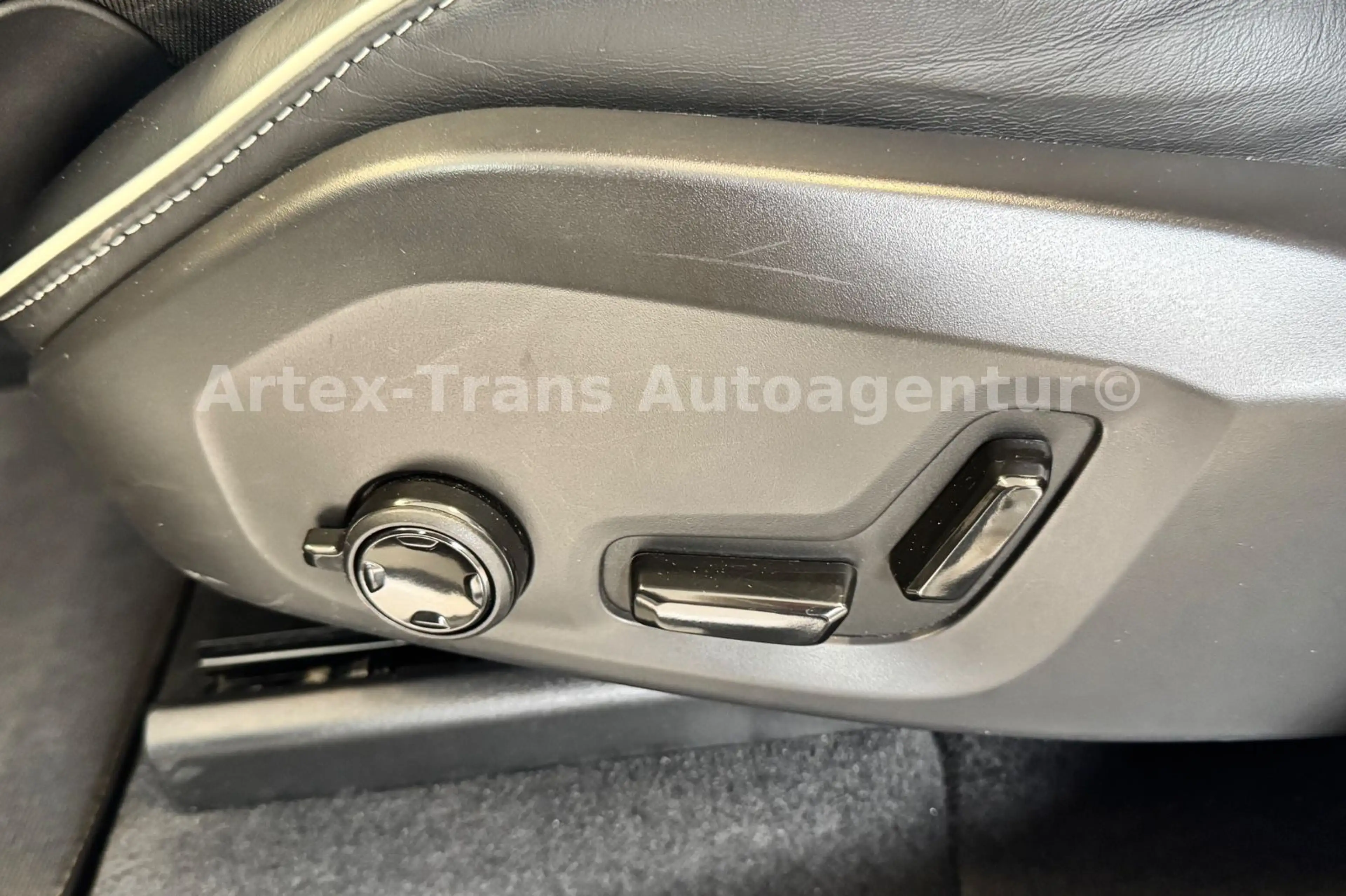 Volvo XC60 R-Design T8 AWD/PANO/H-UP/360°/H&K/ACC — photo 12