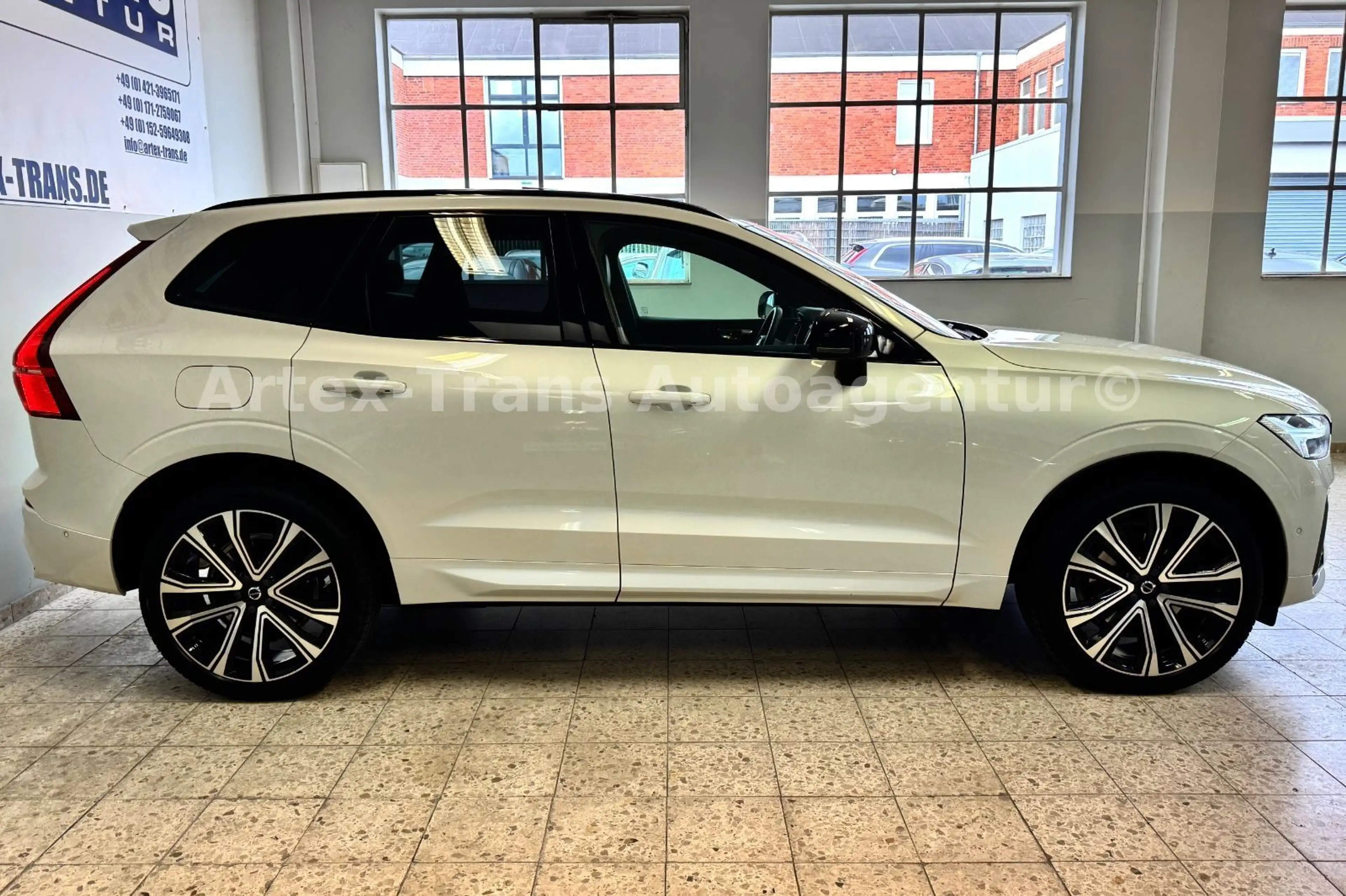 Volvo XC60 R-Design T8 AWD/PANO/H-UP/360°/H&K/ACC — photo 2