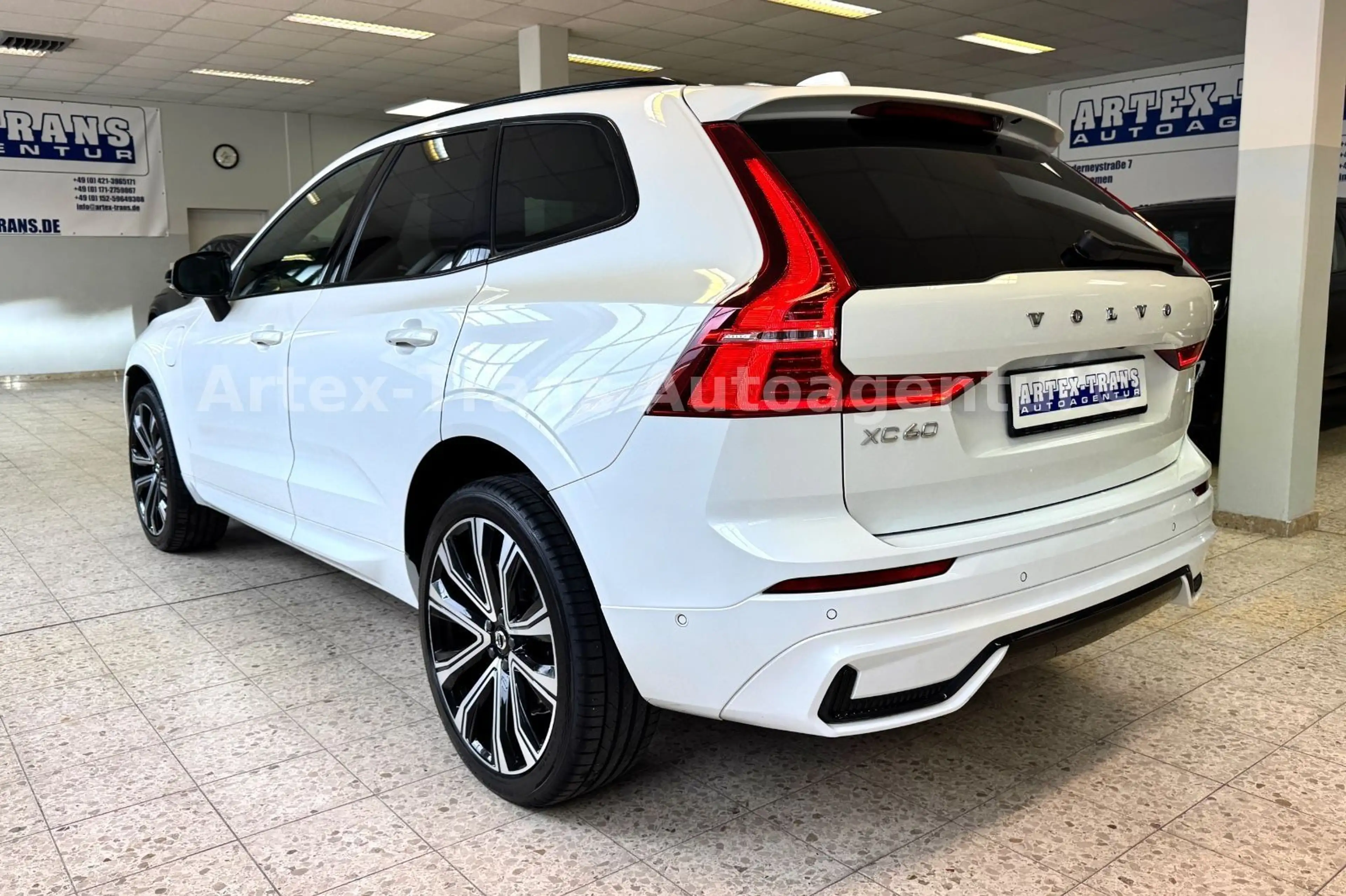 Volvo XC60 R-Design T8 AWD/PANO/H-UP/360°/H&K/ACC — photo 6