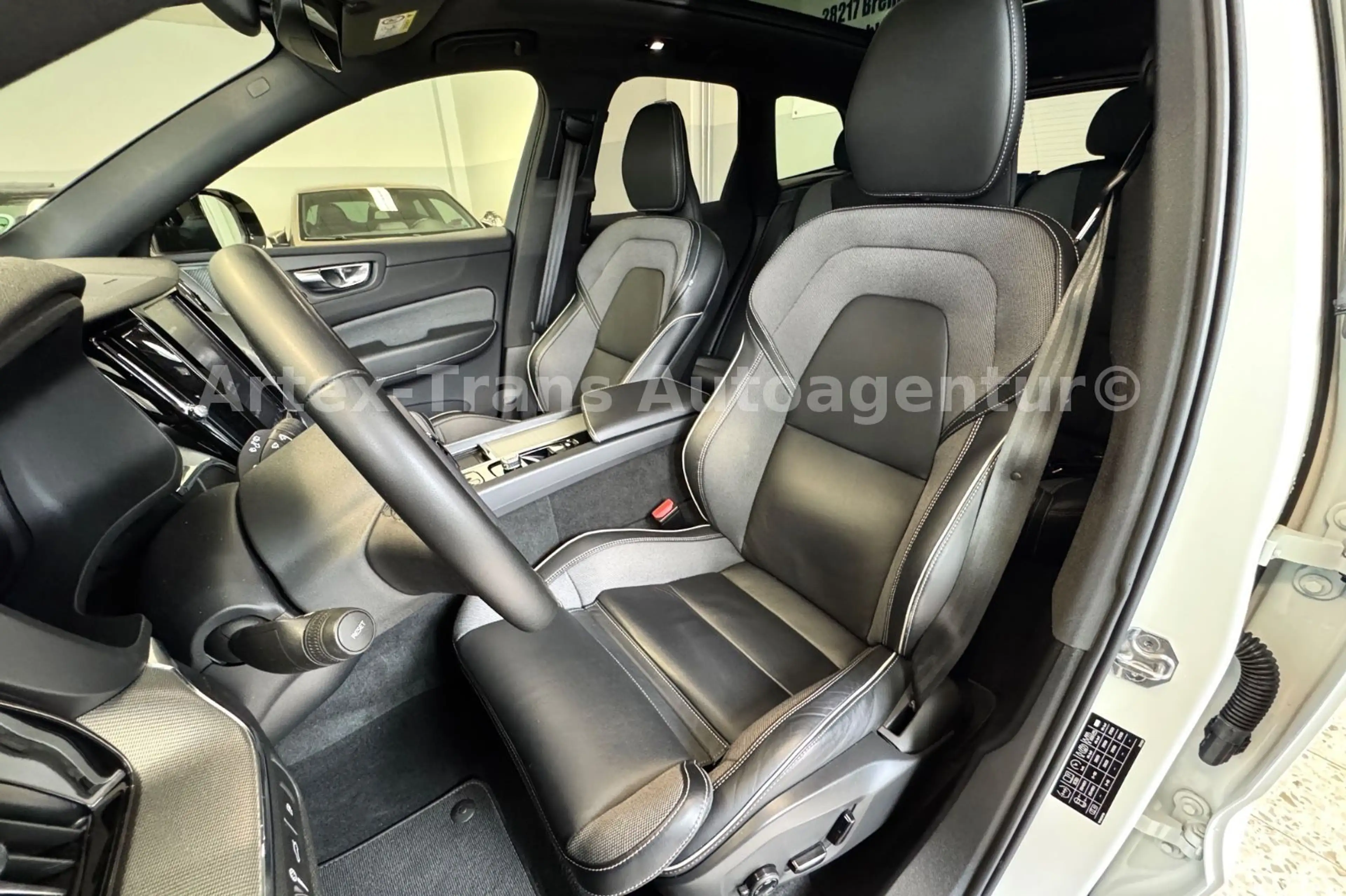 Volvo XC60 R-Design T8 AWD/PANO/H-UP/360°/H&K/ACC — photo 10