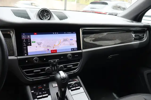 Porsche Macan view 8