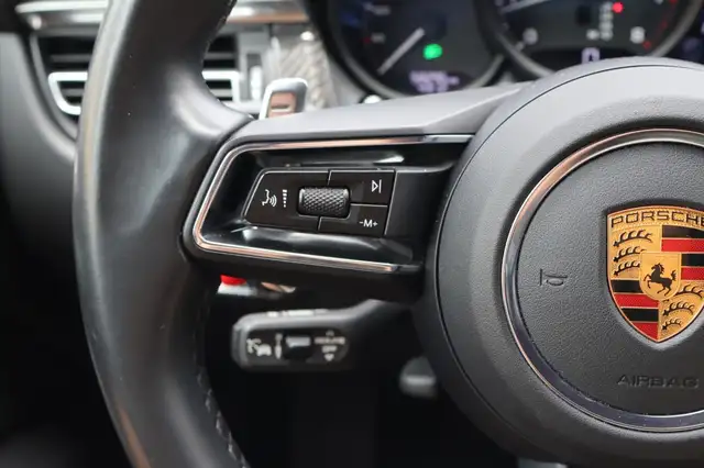 Porsche Macan view 4