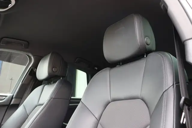 Porsche Macan view 14