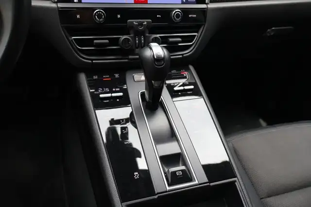 Porsche Macan view 12
