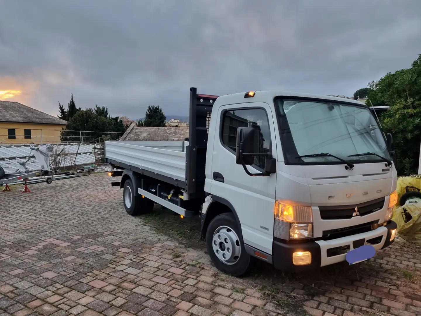 Mitsubishi Canter - 1