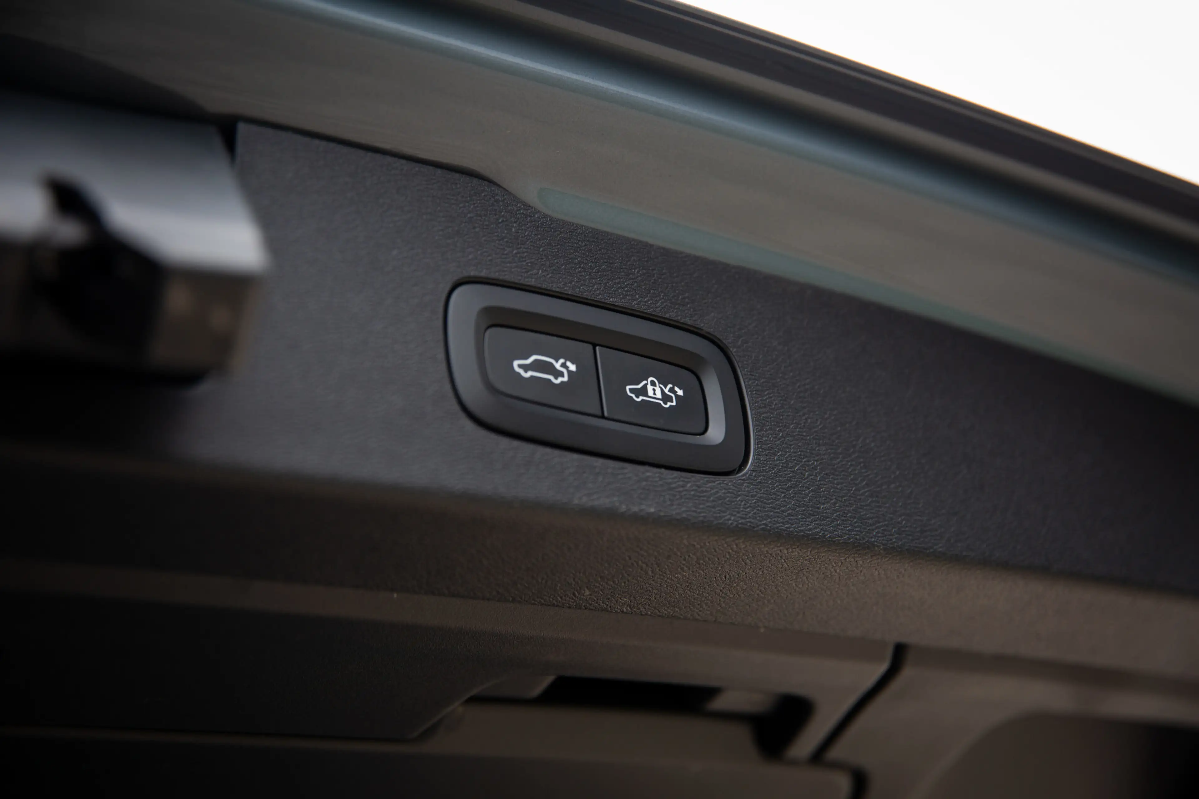 Volvo V60 2.0 T8 Recharge AWD R-Design , Trekhaak, Cruise co — photo 28