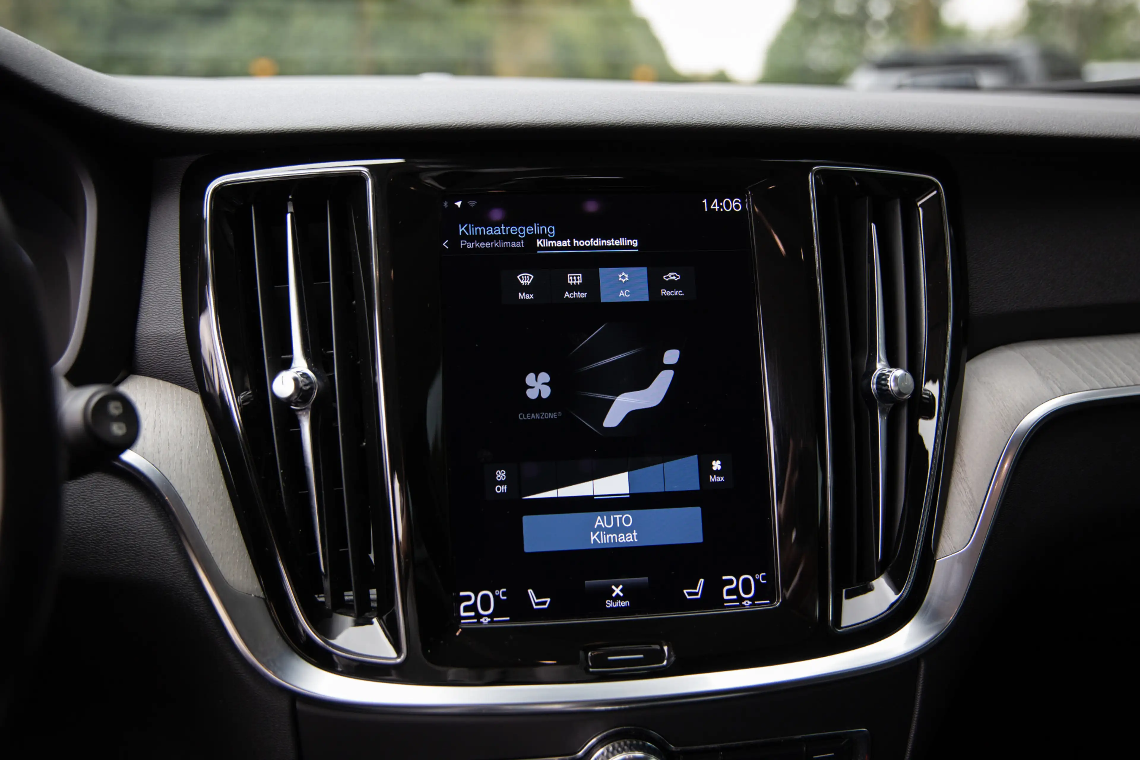 Volvo V60 2.0 T8 Recharge AWD R-Design , Trekhaak, Cruise co — photo 20