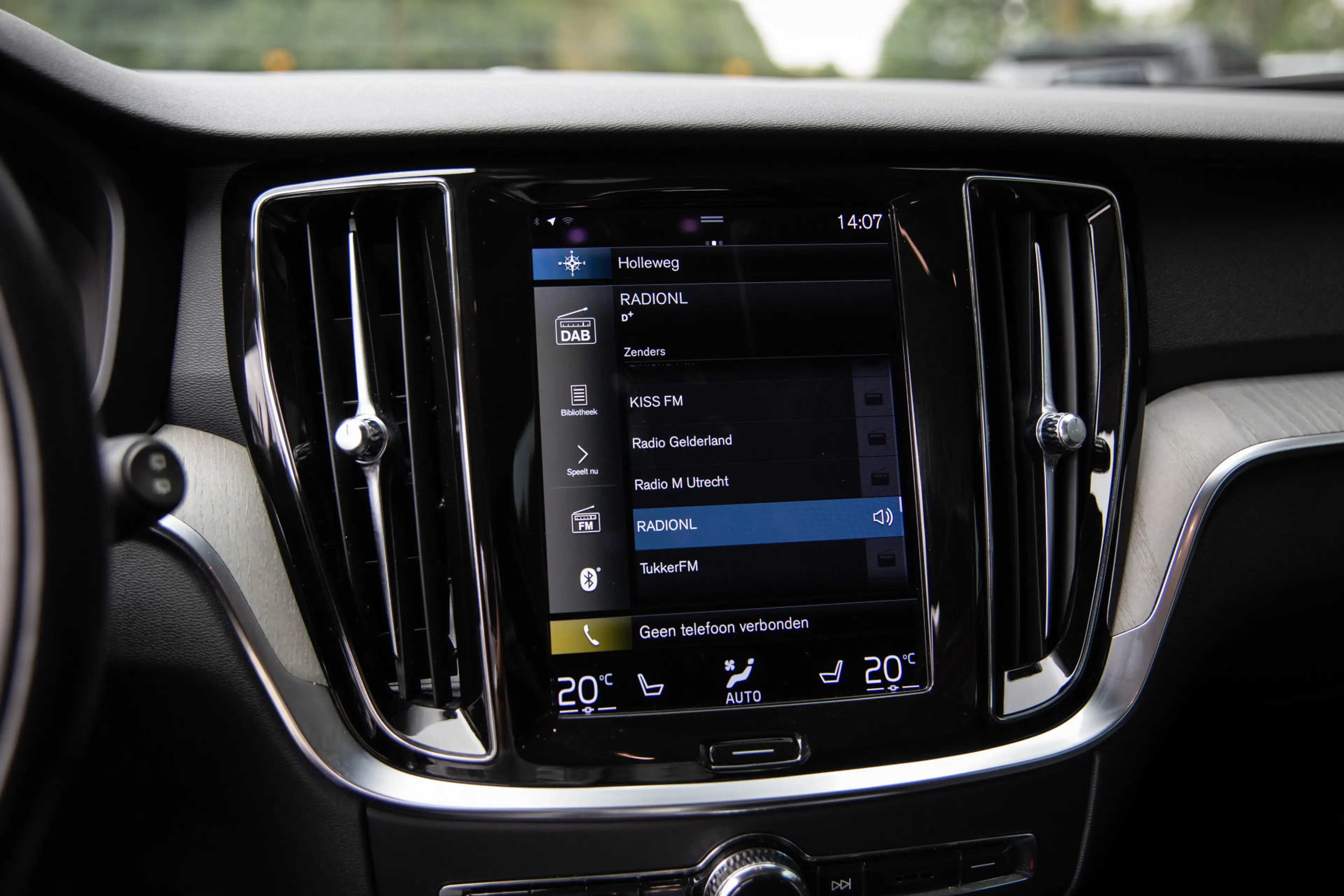 Volvo V60 2.0 T8 Recharge AWD R-Design , Trekhaak, Cruise co — photo 18
