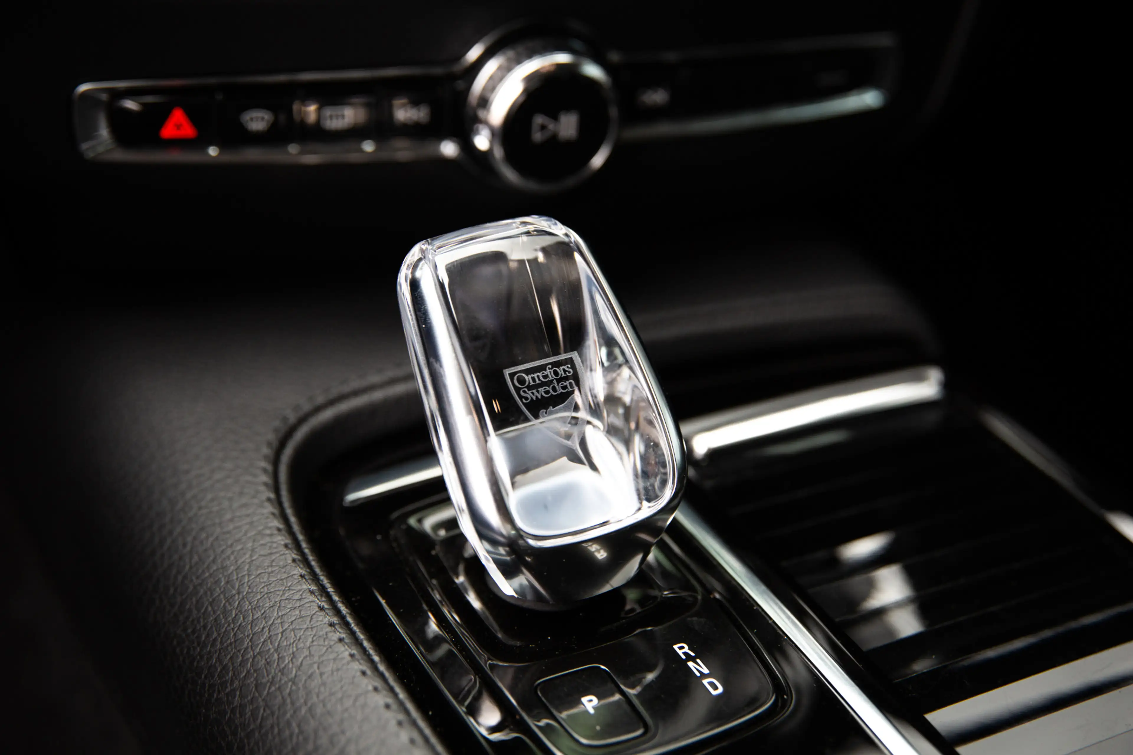 Volvo V60 2.0 T8 Recharge AWD R-Design , Trekhaak, Cruise co — photo 25