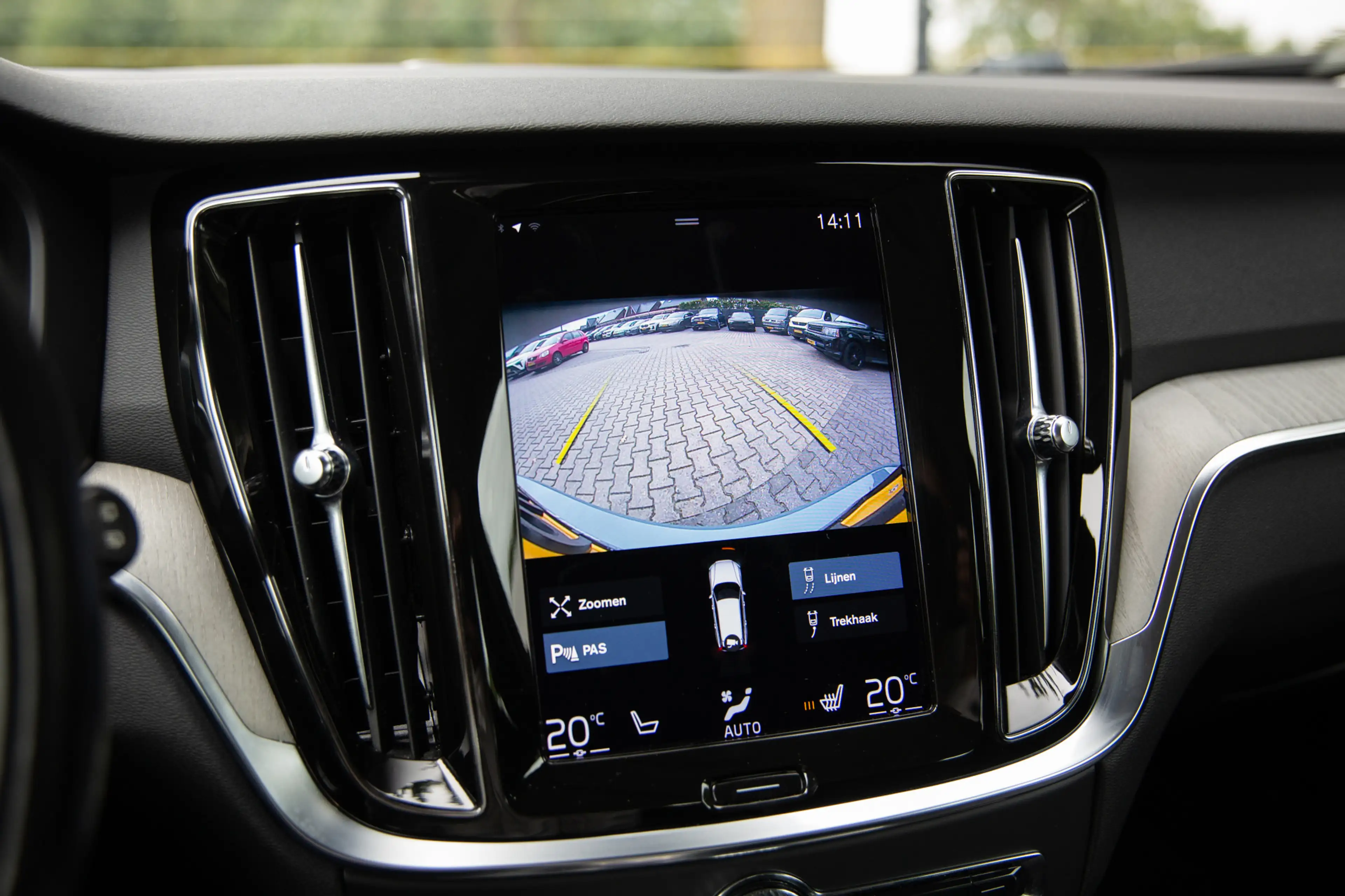 Volvo V60 2.0 T8 Recharge AWD R-Design , Trekhaak, Cruise co — photo 19
