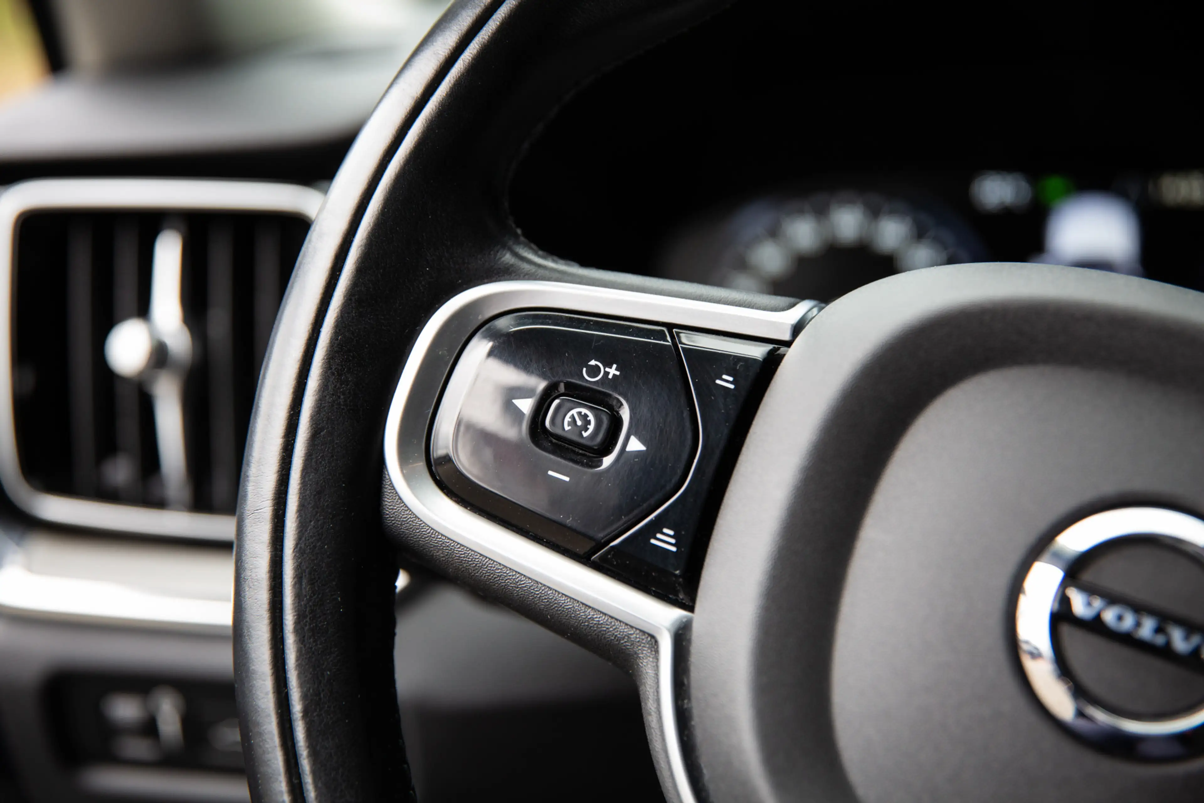 Volvo V60 2.0 T8 Recharge AWD R-Design , Trekhaak, Cruise co — photo 13