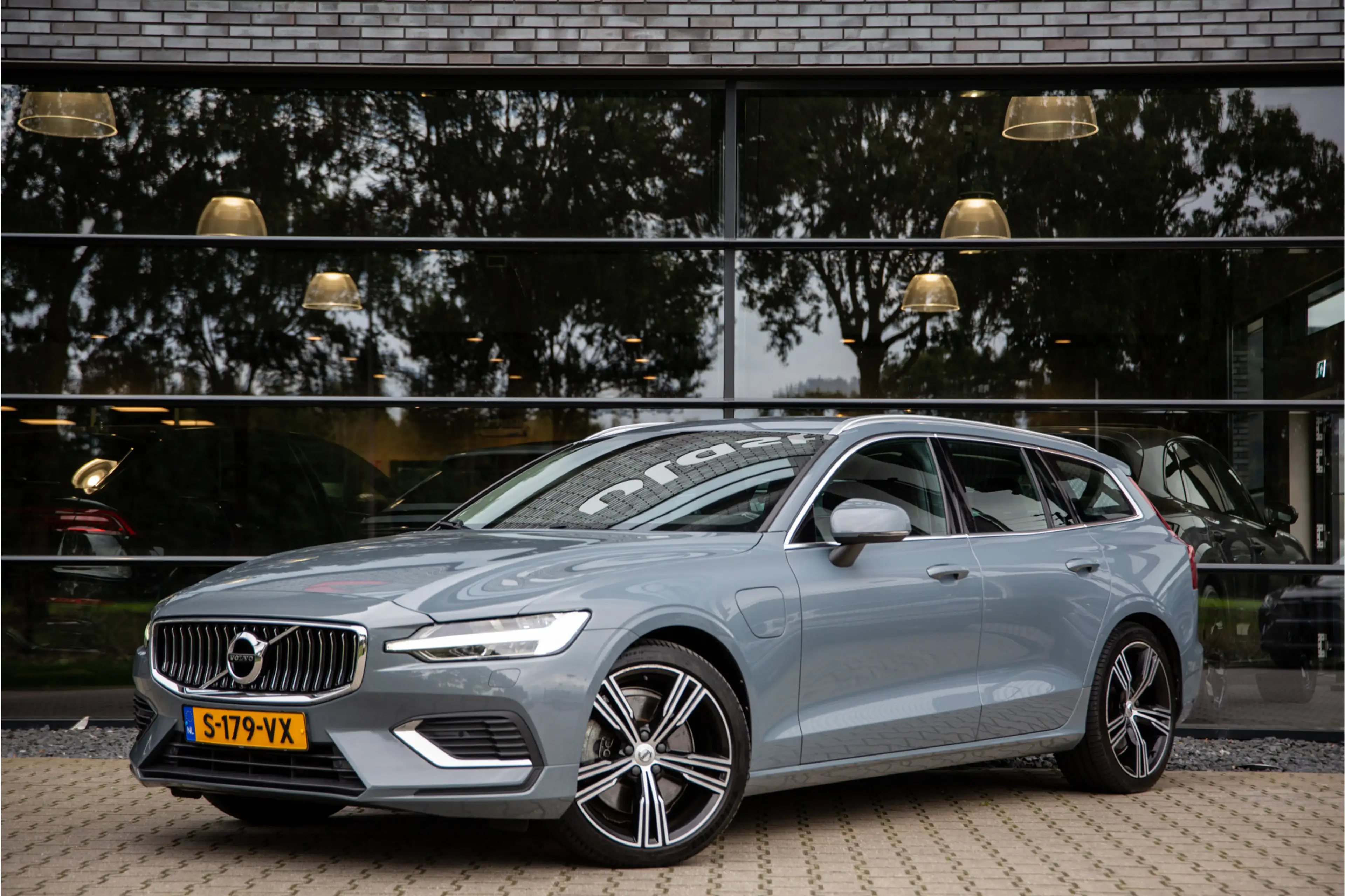 Volvo V60 2.0 T8 Recharge AWD R-Design , Trekhaak, Cruise co — photo 6