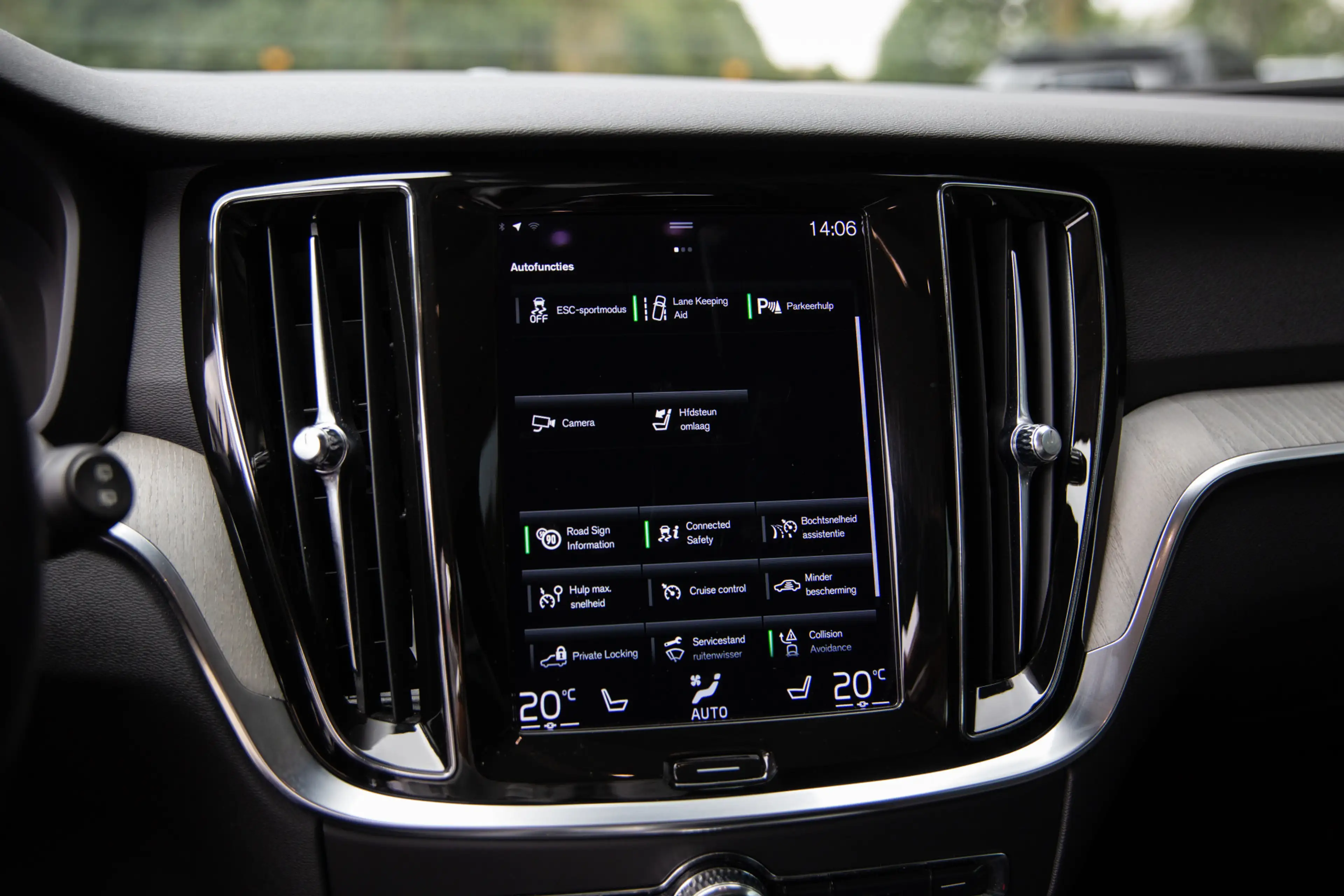 Volvo V60 2.0 T8 Recharge AWD R-Design , Trekhaak, Cruise co — photo 22
