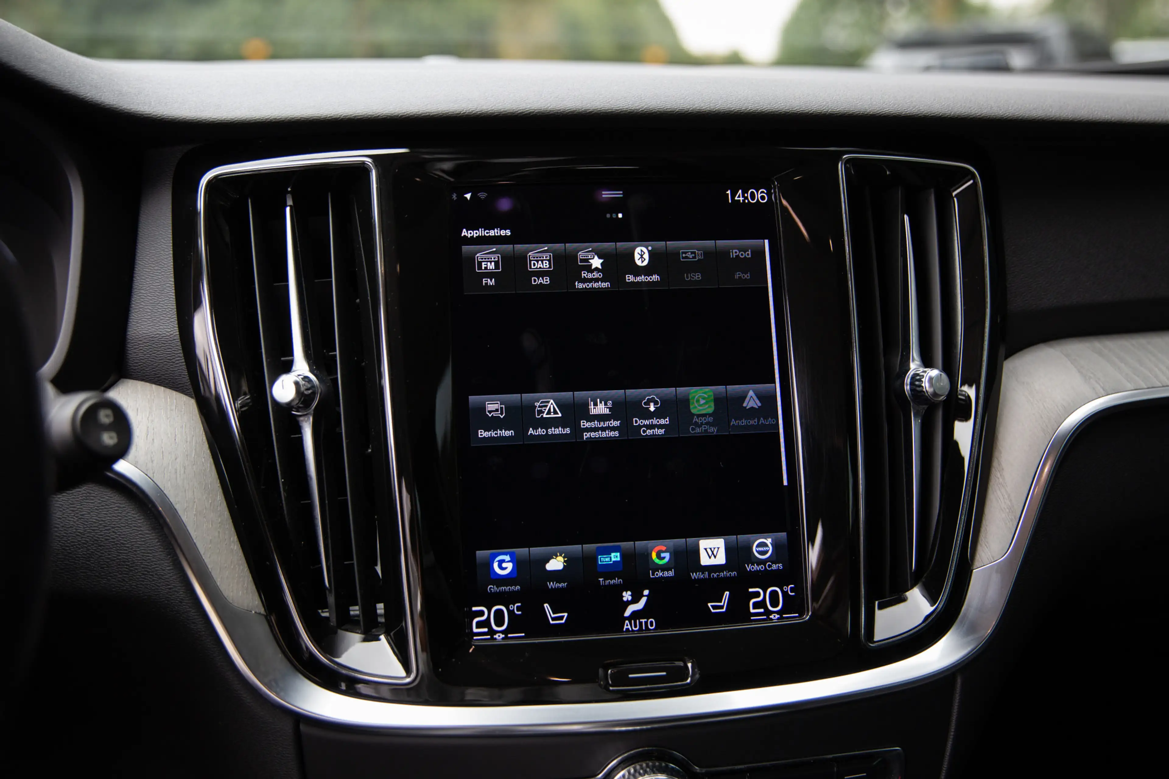 Volvo V60 2.0 T8 Recharge AWD R-Design , Trekhaak, Cruise co — photo 23