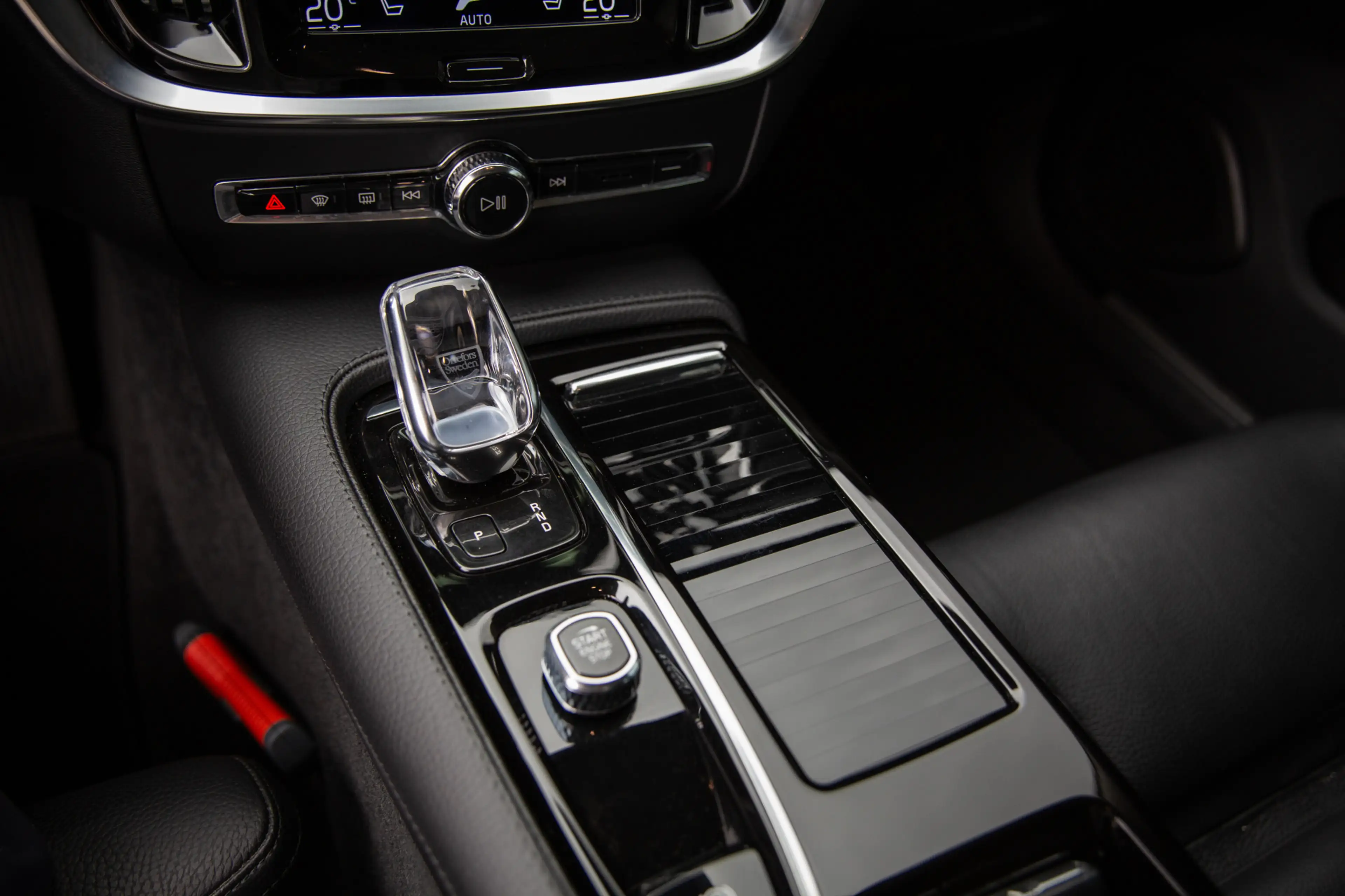 Volvo V60 2.0 T8 Recharge AWD R-Design , Trekhaak, Cruise co — photo 24