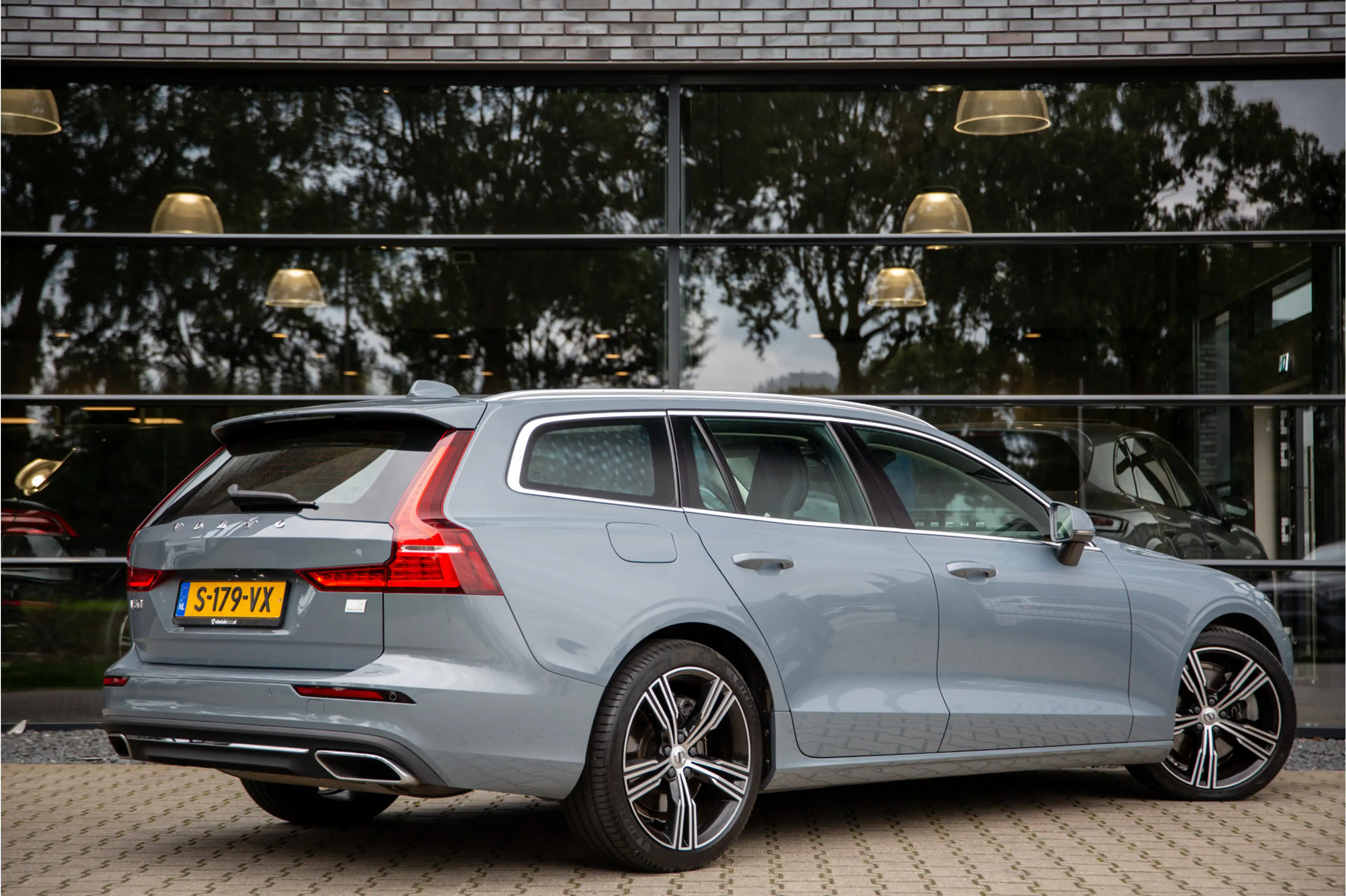 Volvo V60 2.0 T8 Recharge AWD R-Design , Trekhaak, Cruise co — photo 2