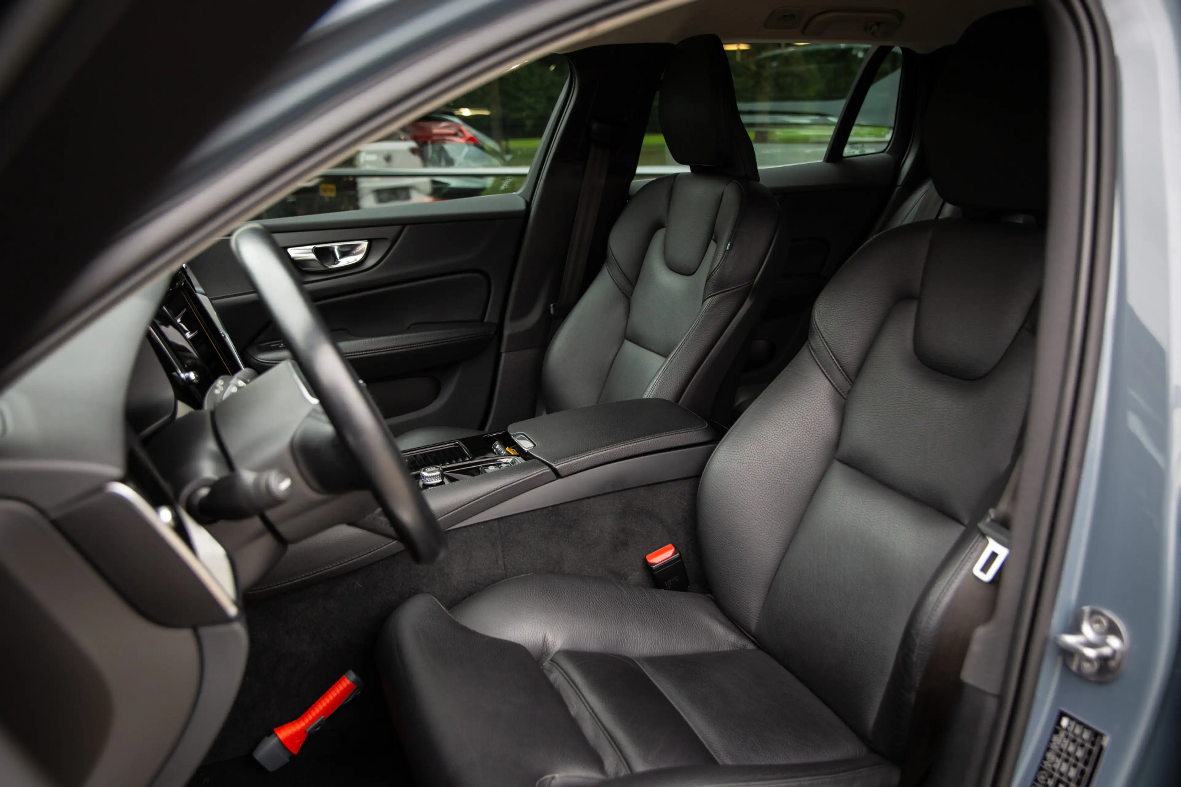 Volvo V60 2.0 T8 Recharge AWD R-Design , Trekhaak, Cruise co — photo 3