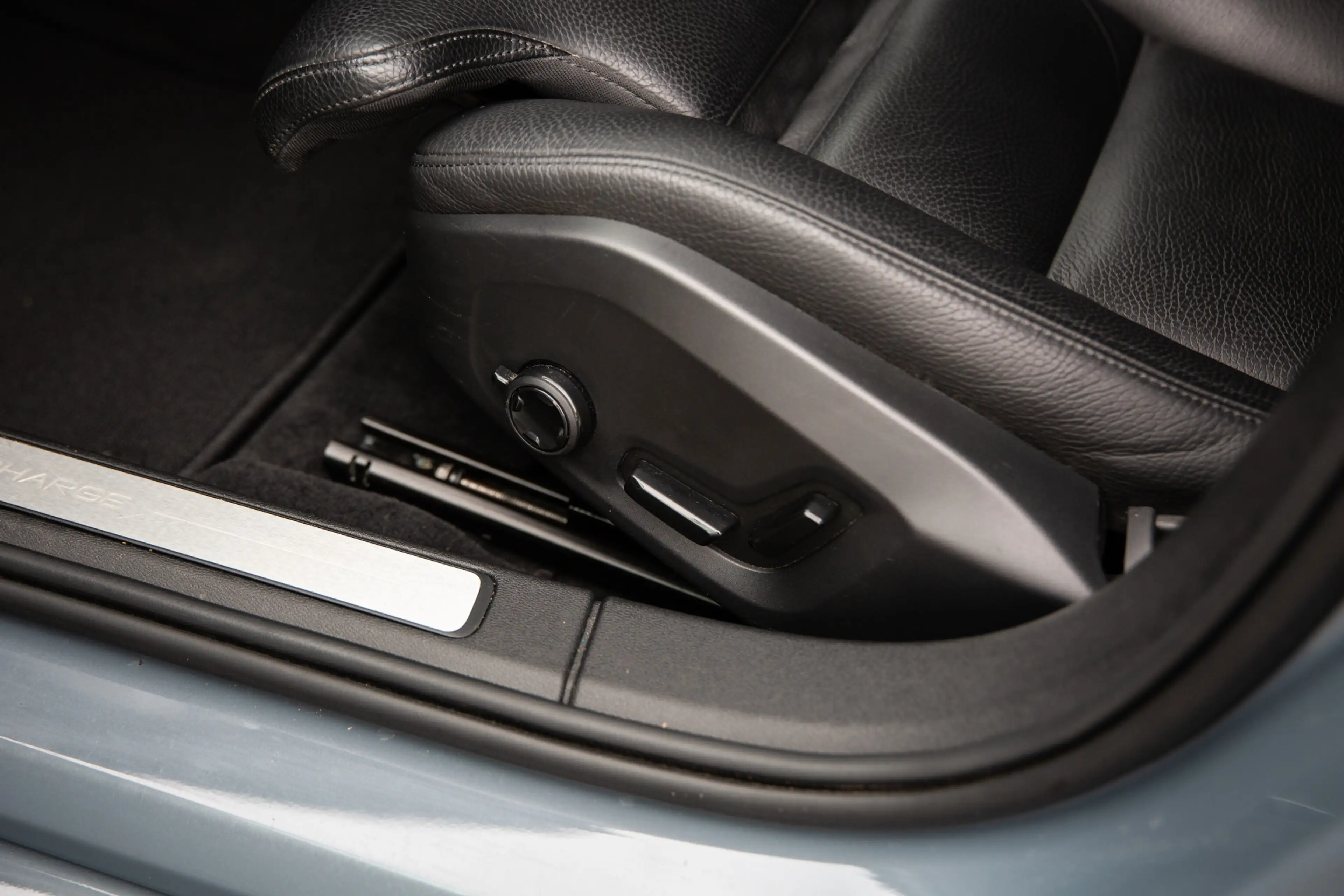 Volvo V60 2.0 T8 Recharge AWD R-Design , Trekhaak, Cruise co — photo 4