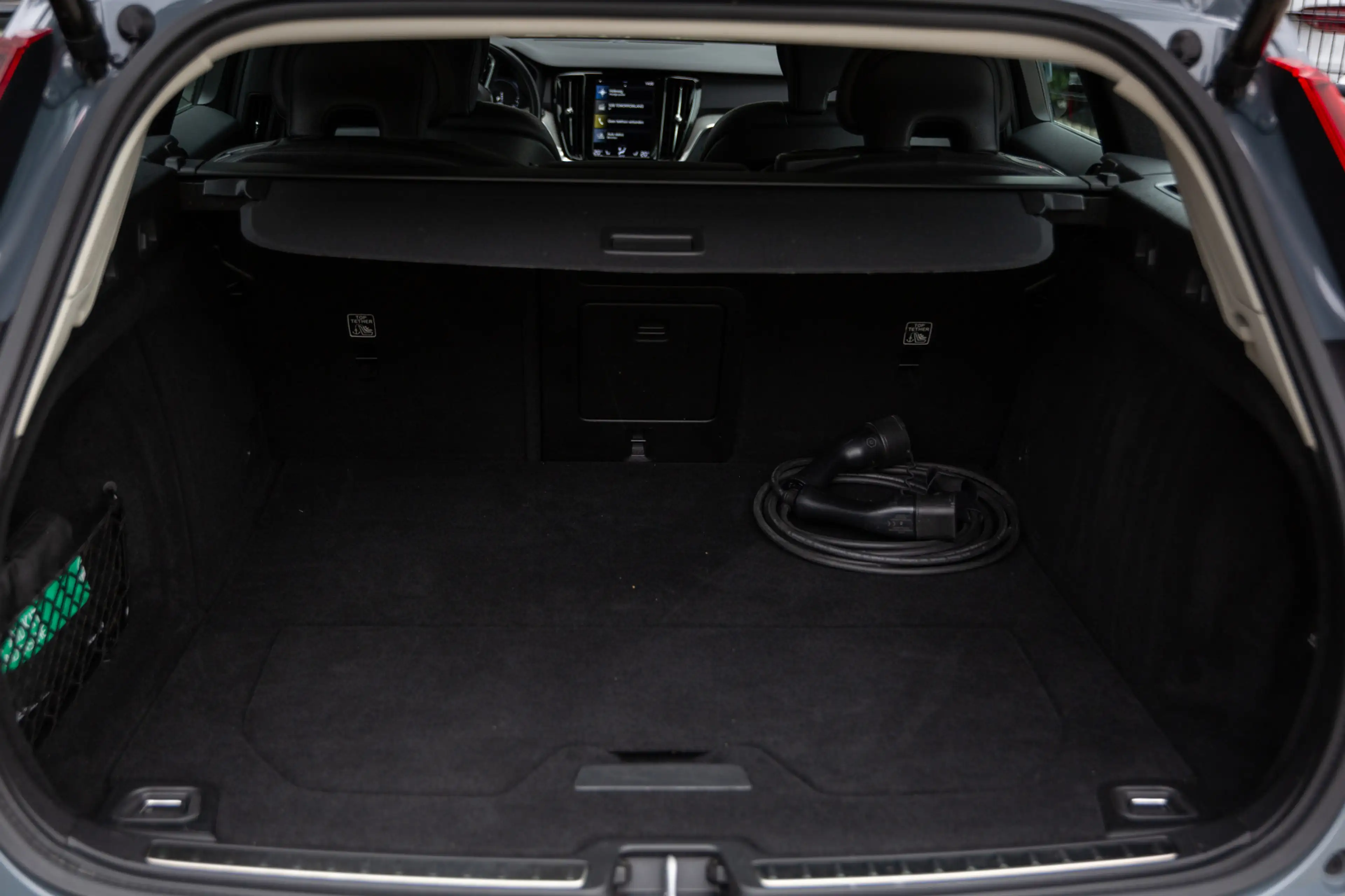 Volvo V60 2.0 T8 Recharge AWD R-Design , Trekhaak, Cruise co — photo 27