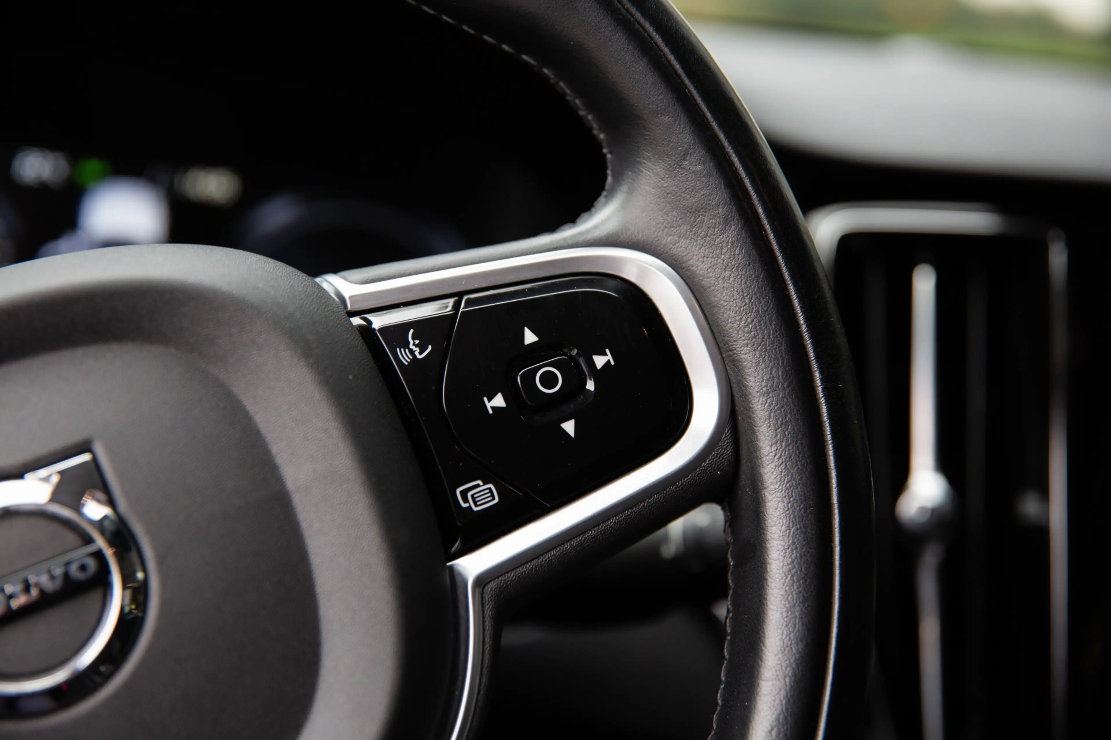 Volvo V60 2.0 T8 Recharge AWD R-Design , Trekhaak, Cruise co — photo 14