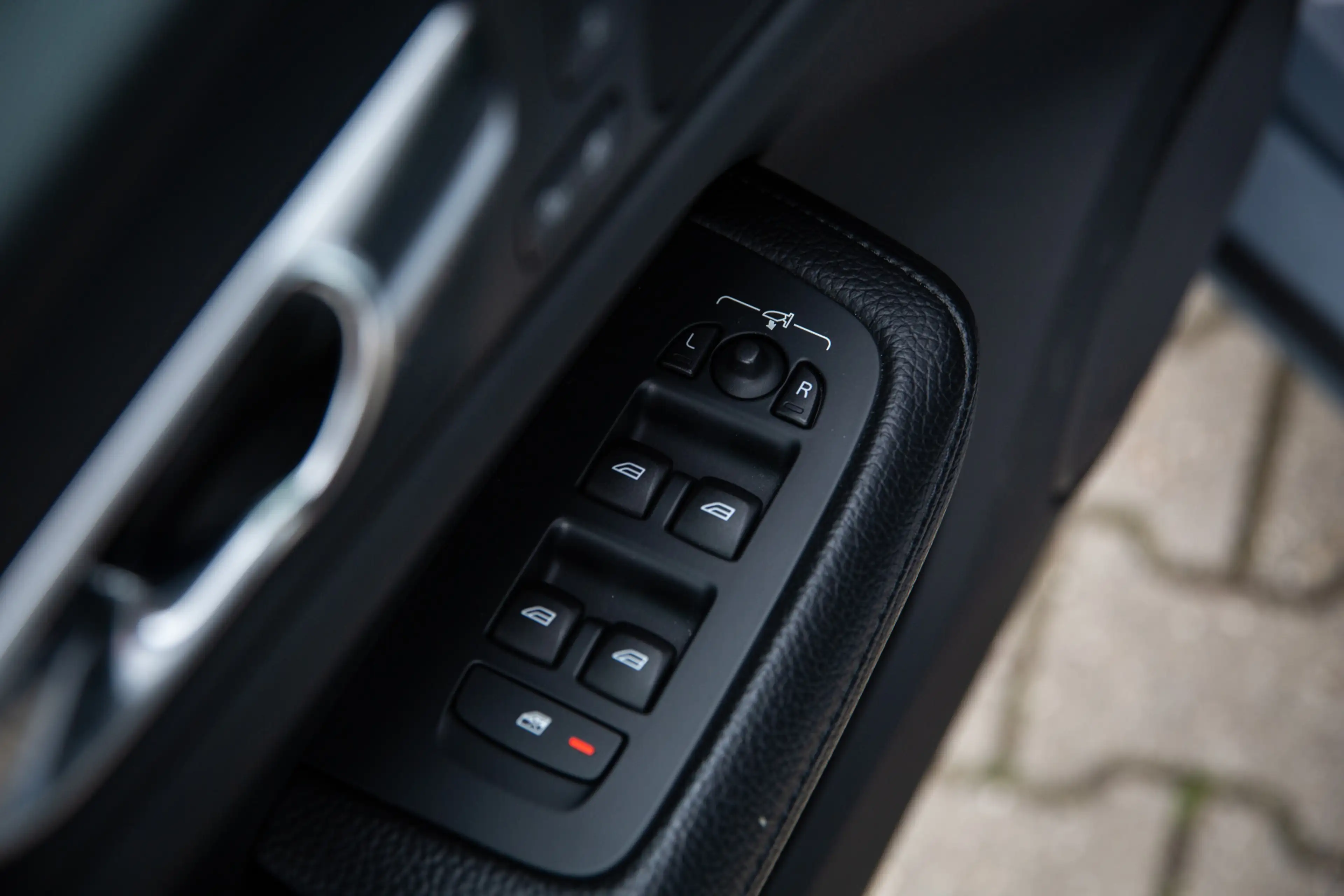 Volvo V60 2.0 T8 Recharge AWD R-Design , Trekhaak, Cruise co — photo 26