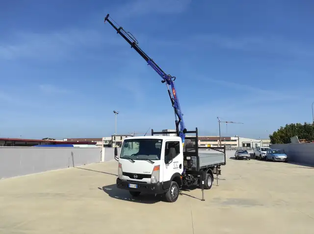 Nissan Cabstar 35.15 3.0 TDI - 150 cv RIBARLT. TRILAT. CON GRU