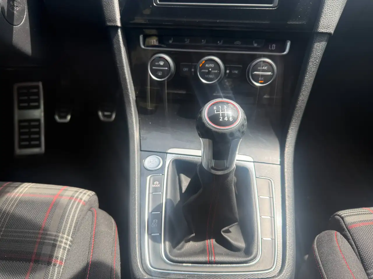 Volkswagen Golf GTI снимка Volkswagen Golf GTI