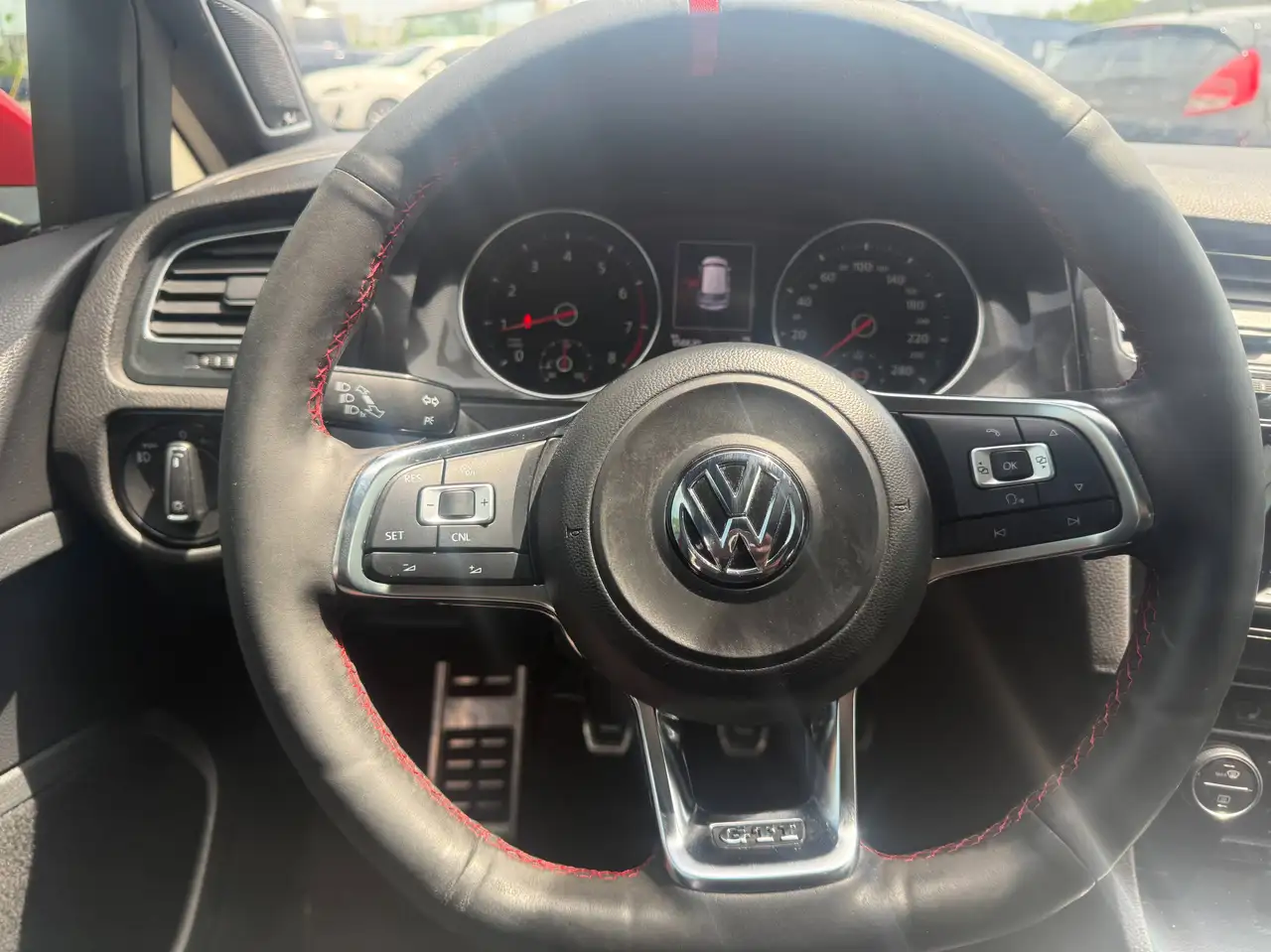 Volkswagen Golf GTI снимка Volkswagen Golf GTI