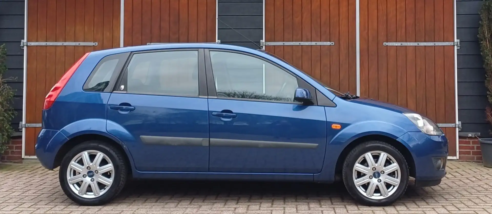 Ford Fiesta 1.6-16V Ghia, Nieuwe APK, Airco, Bluetooth, NAP Blauw - 2