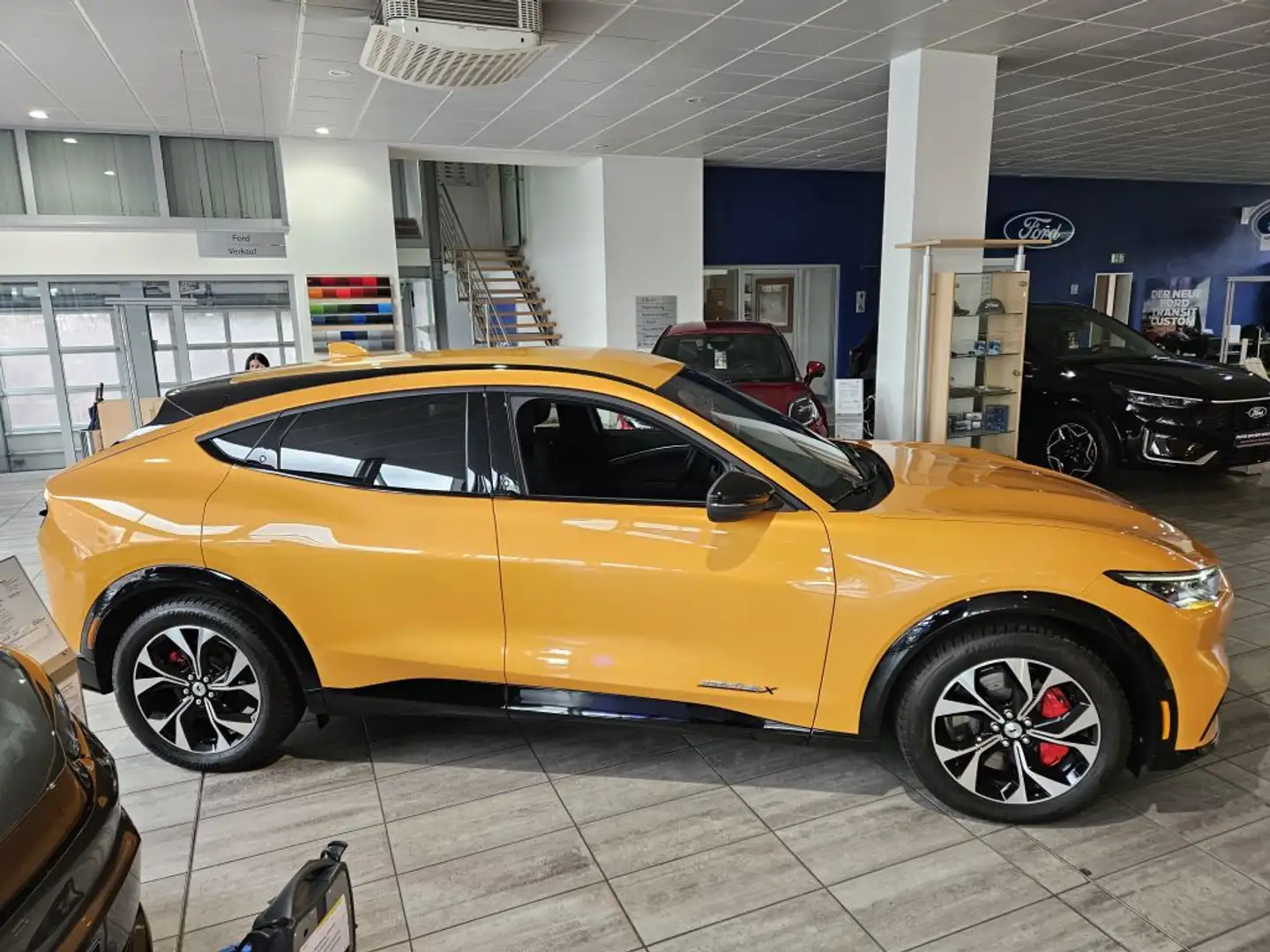 Ford Mustang Mach-E AWD PREMIUM Orange - 2
