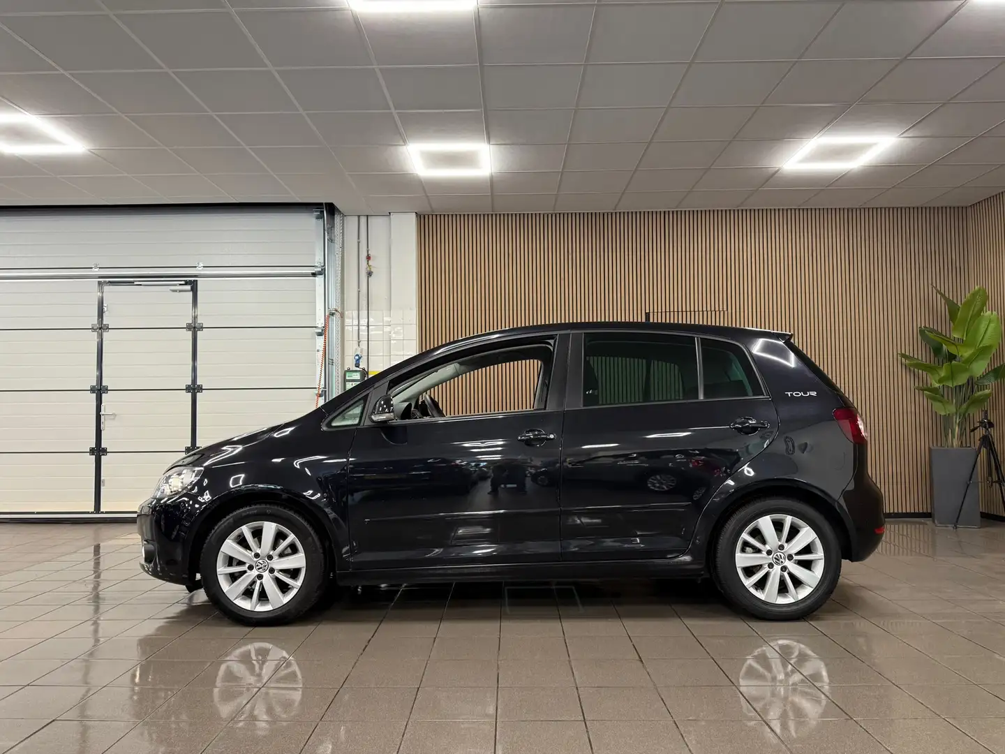 Volkswagen Golf Plus 1.2 TSI Tour II * 1e Eig / 54.241 km + NAP / Trekh Noir - 2