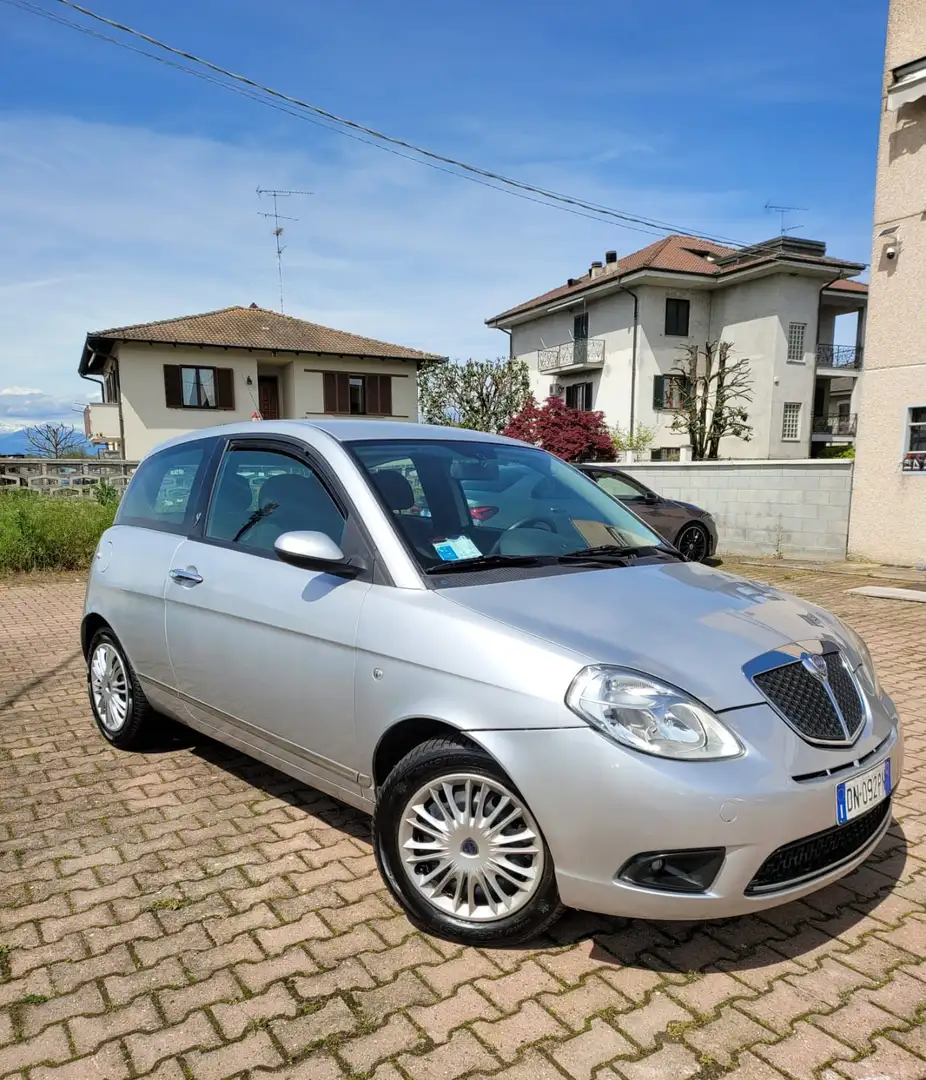Lancia Ypsilon 1.4 16v Platino 6m - 1
