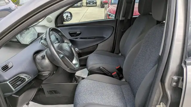 Lancia Ypsilon view 9