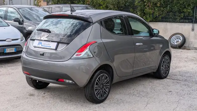 Lancia Ypsilon view 3
