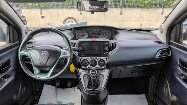 Lancia Ypsilon view 5
