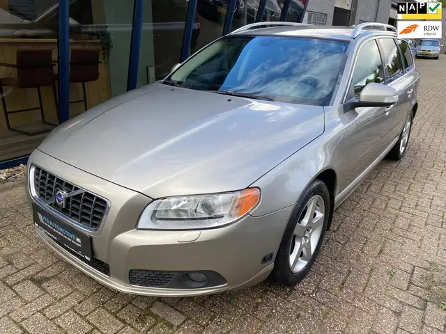 Volvo V70 3.2 Summum Automaat 238PK / LEER / XENON / TREKHAA