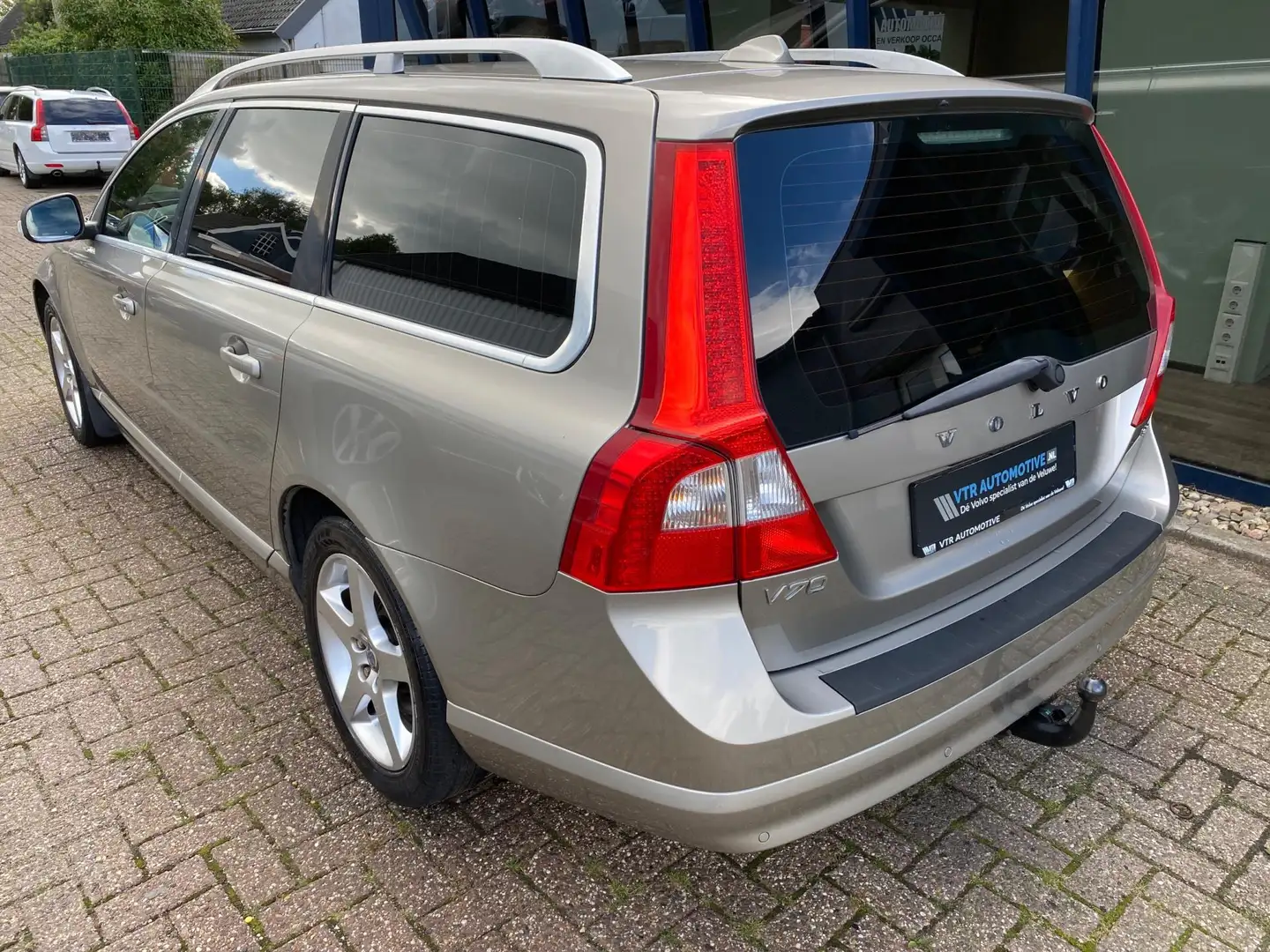 Volvo V70 3.2 Summum Automaat 238PK / LEER / XENON / TREKHAA Beige - 2