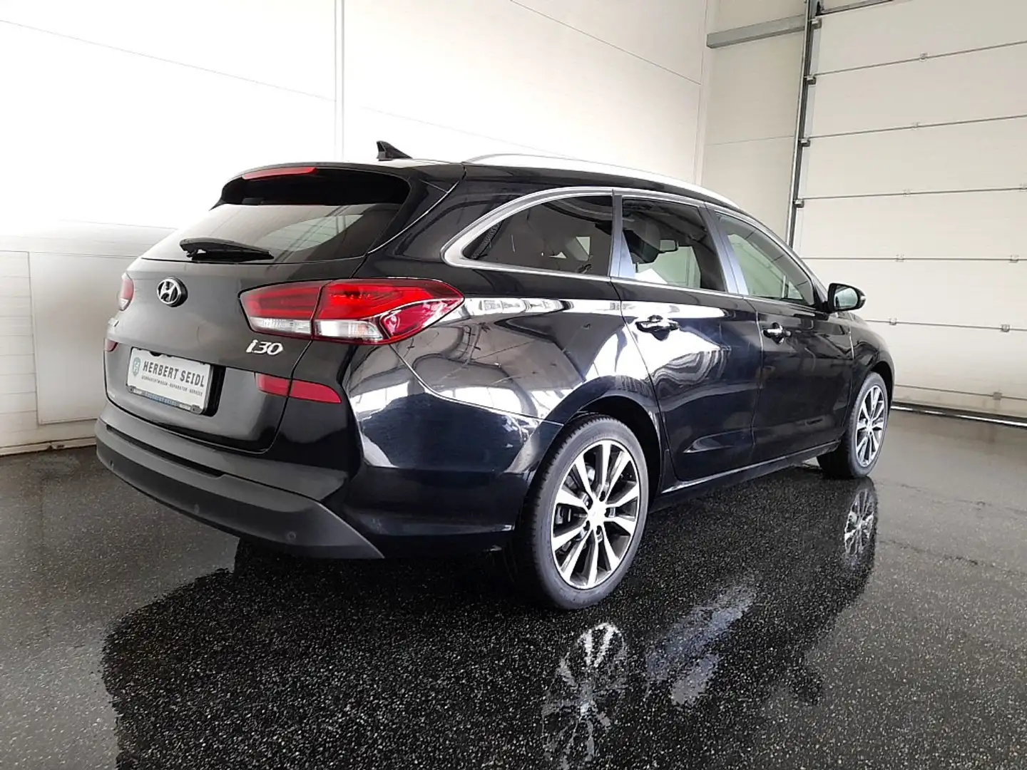 Hyundai i30 CW 1,6 CRDi Level 6 Aut. *SKY / LEDER & SITZBEL... Schwarz - 2