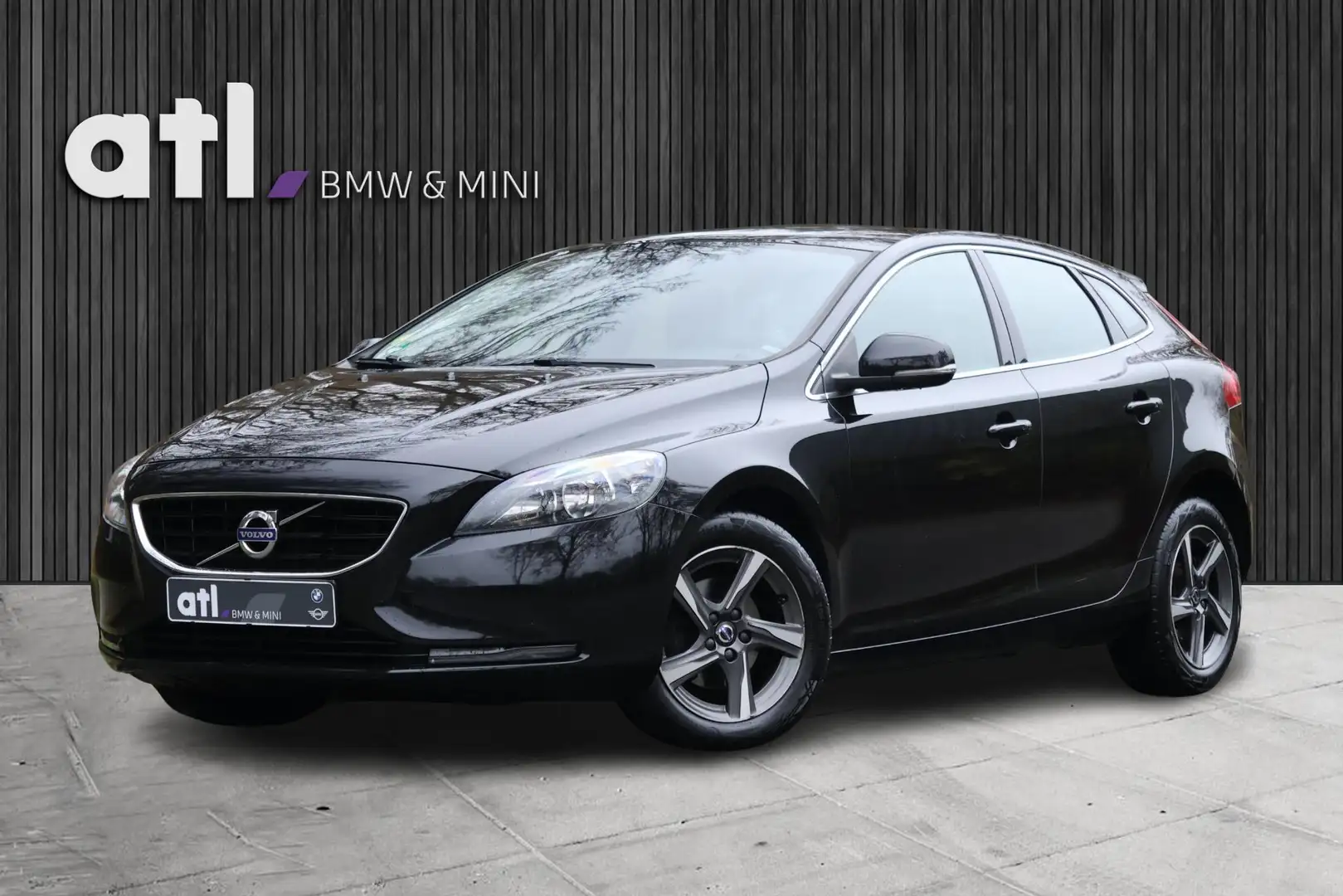 Volvo V40 2.0 D2 Summum Business Leer | Navigatie | Panorama Zwart - 1