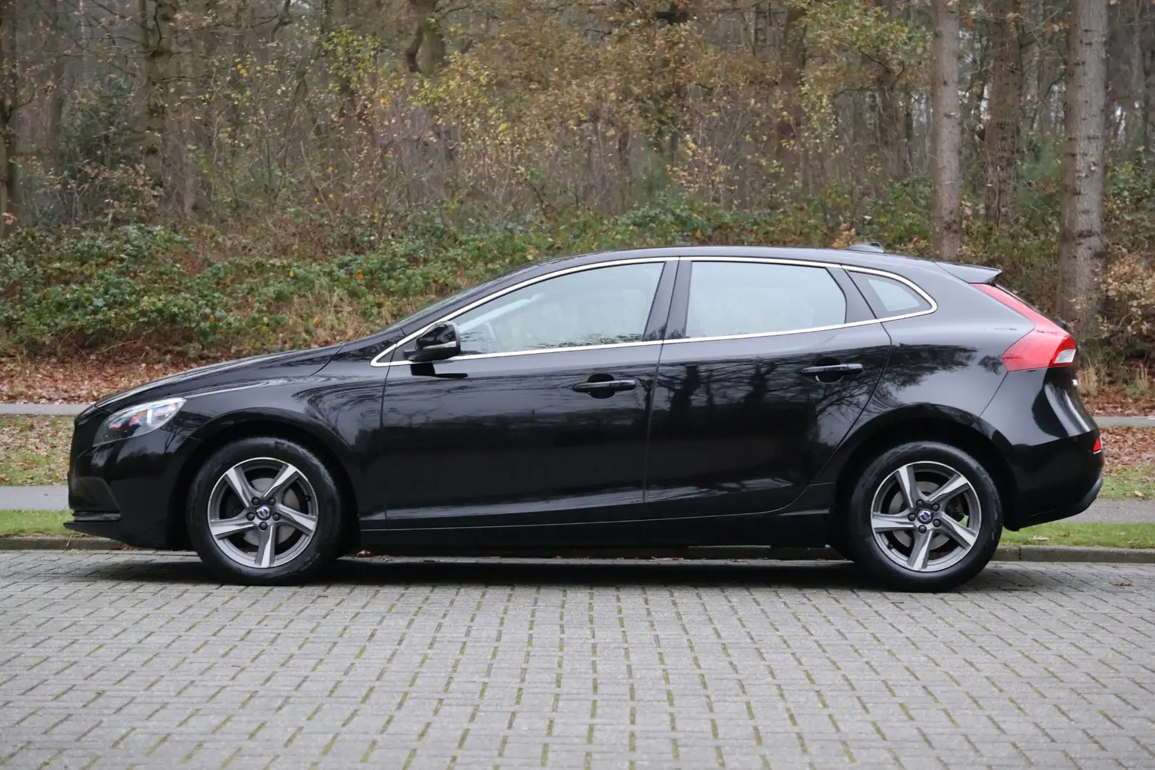 Volvo V40 2.0 D2 Summum Business Leer | Navigatie | Panorama Zwart - 2