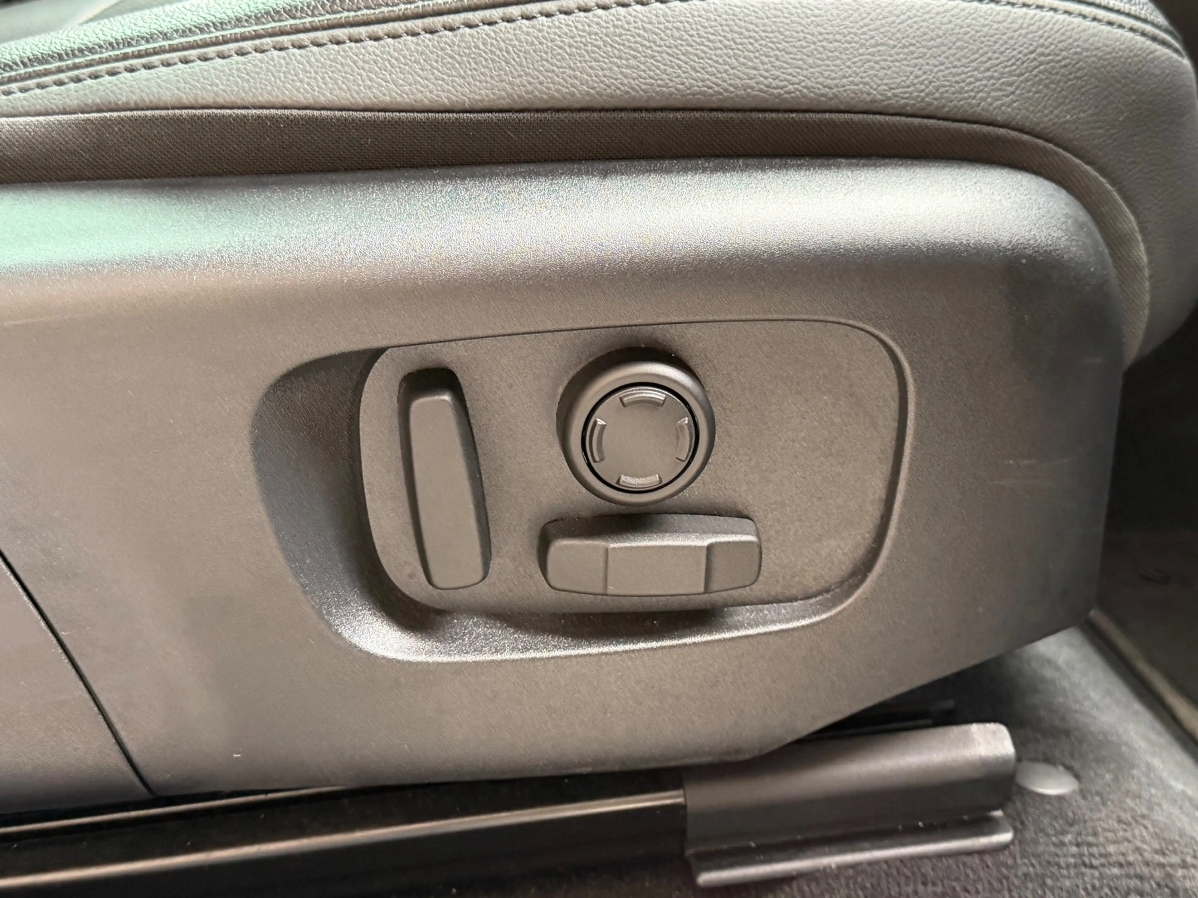 Land Rover Range Rover Evoque 1.5 P300e AWD R-Dynamic S / Pano / Meridian / Memo — photo 14
