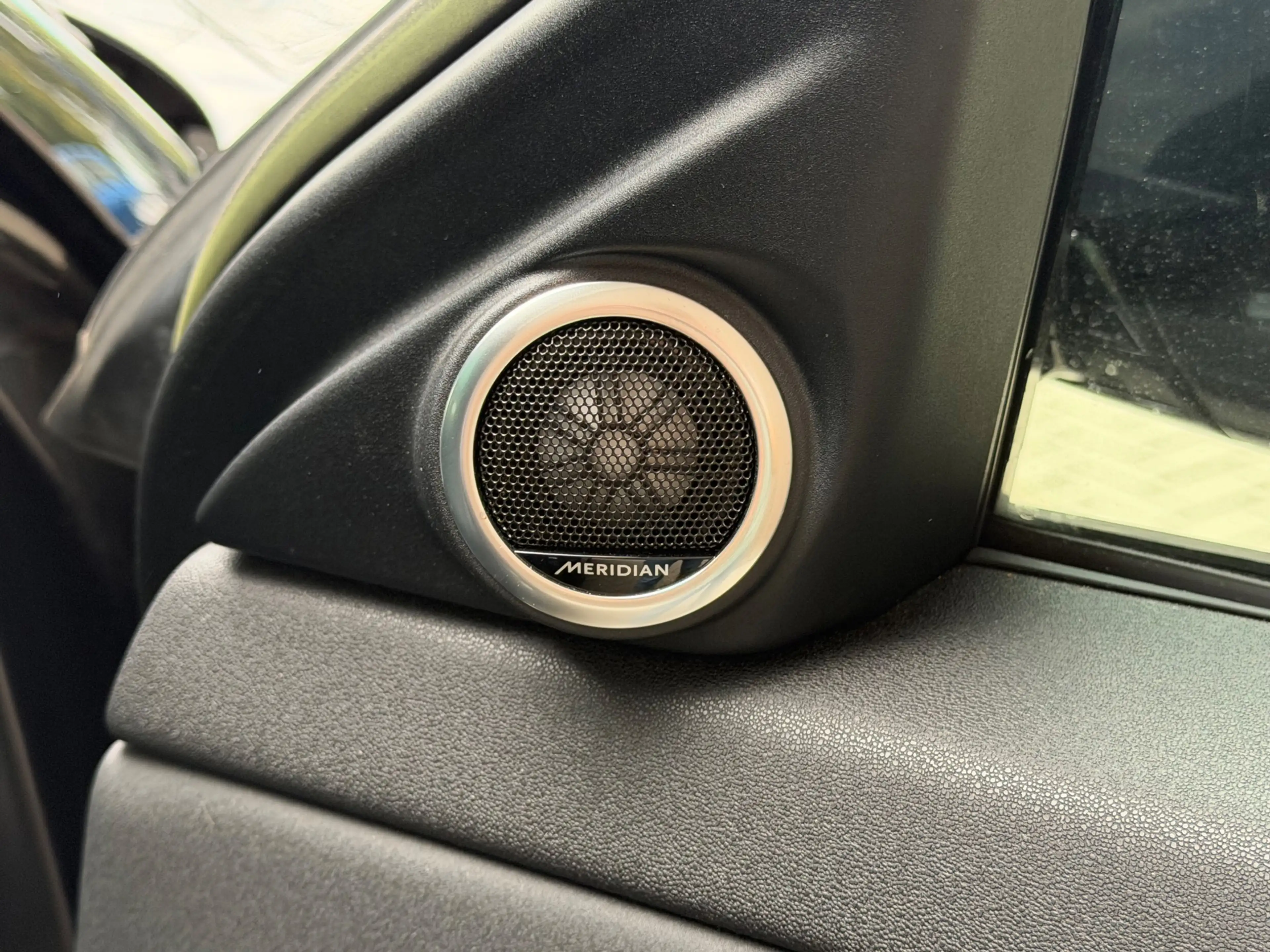 Land Rover Range Rover Evoque 1.5 P300e AWD R-Dynamic S / Pano / Meridian / Memo — photo 18
