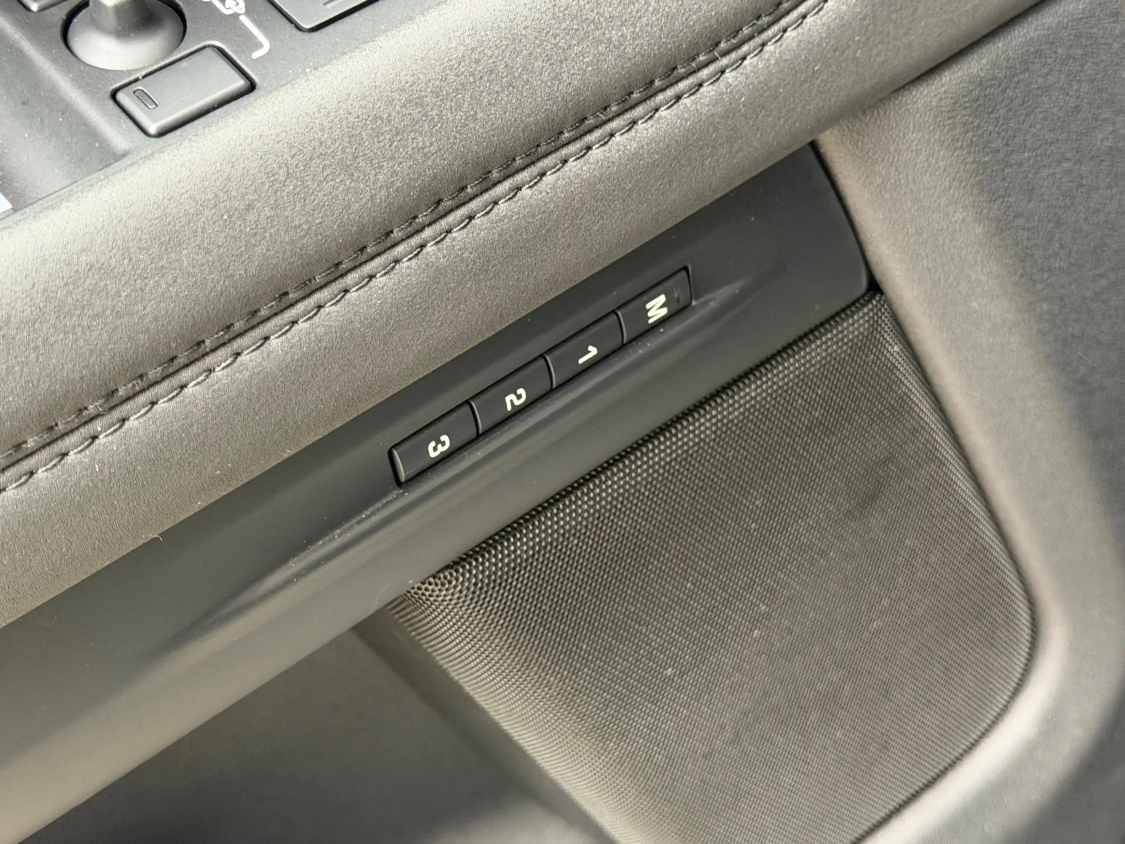 Land Rover Range Rover Evoque 1.5 P300e AWD R-Dynamic S / Pano / Meridian / Memo — photo 23