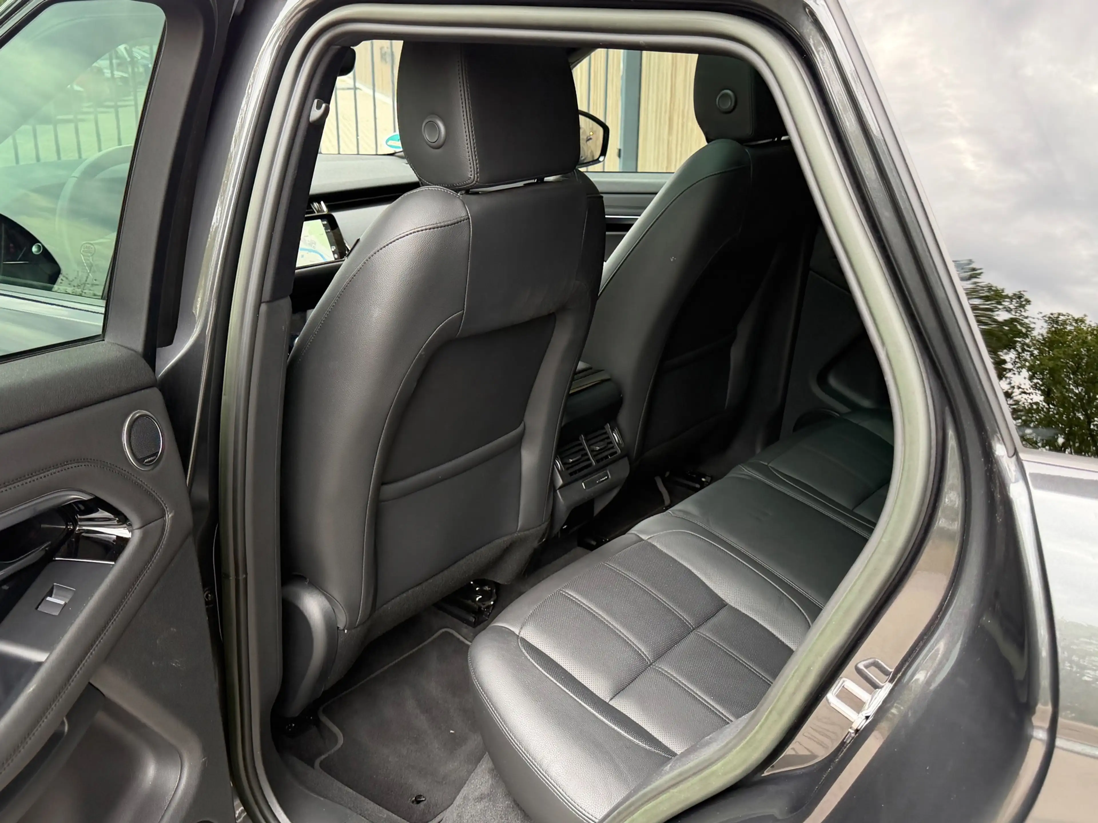 Land Rover Range Rover Evoque 1.5 P300e AWD R-Dynamic S / Pano / Meridian / Memo — photo 21