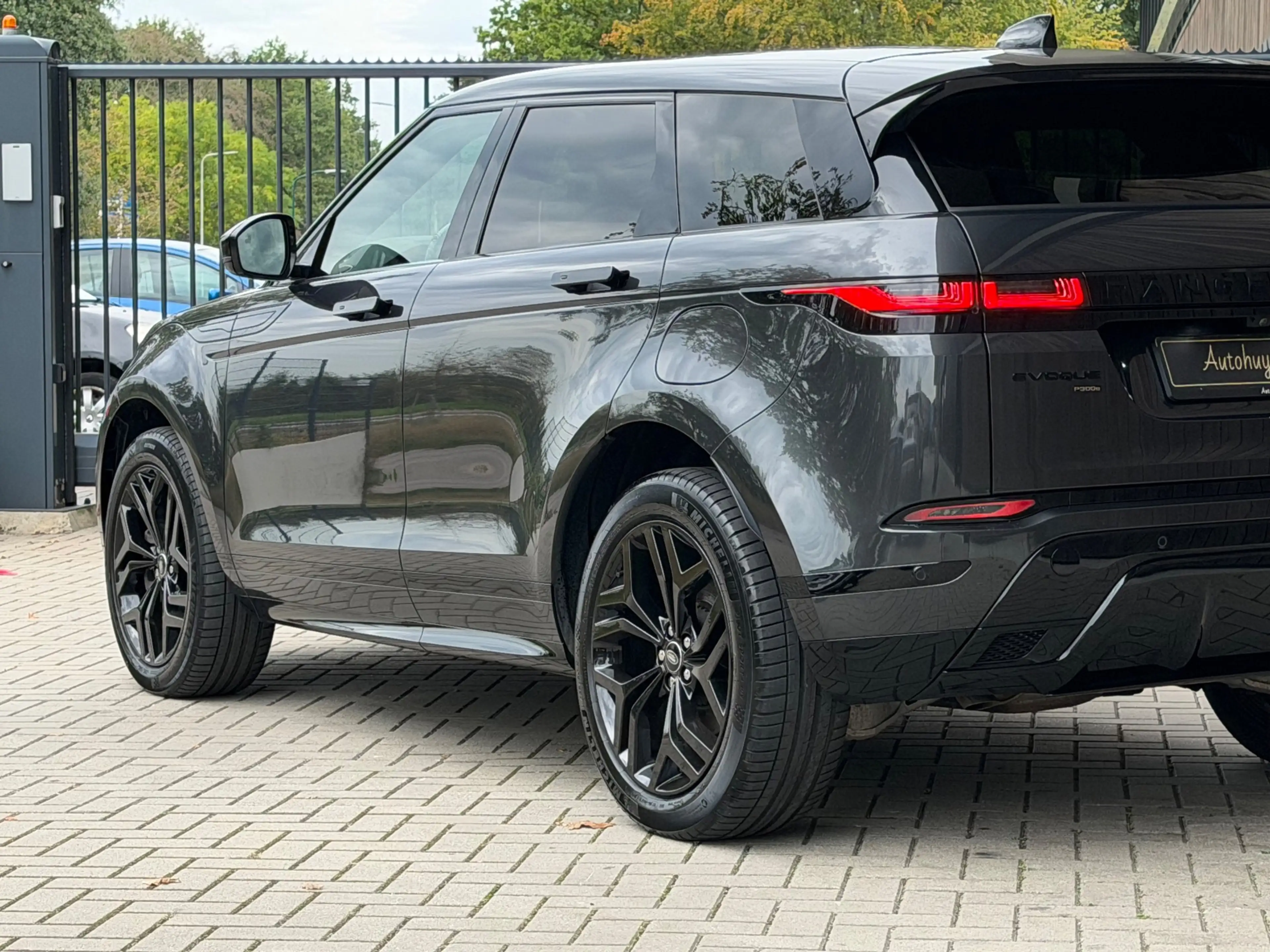 Land Rover Range Rover Evoque 1.5 P300e AWD R-Dynamic S / Pano / Meridian / Memo — photo 9