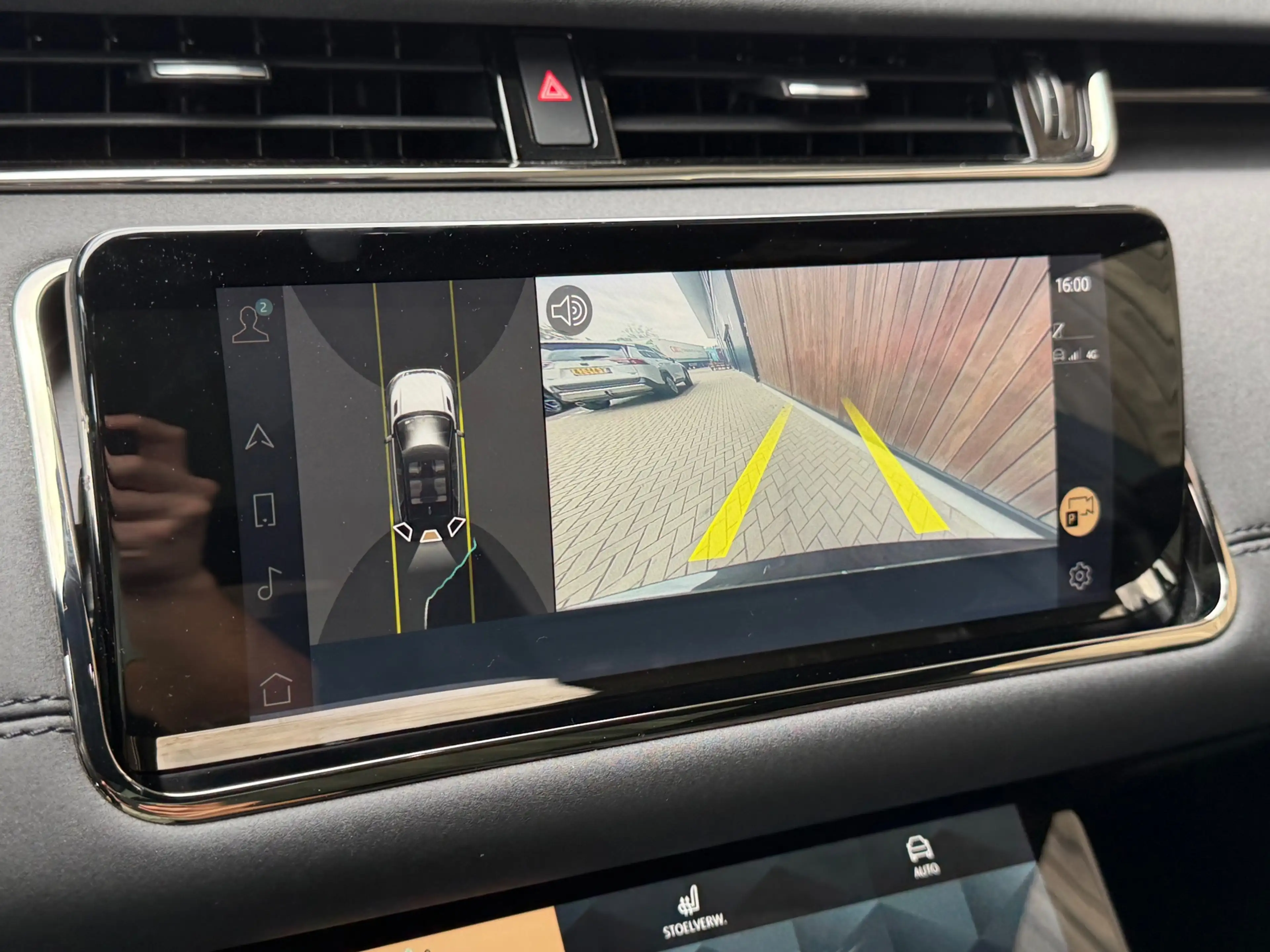 Land Rover Range Rover Evoque 1.5 P300e AWD R-Dynamic S / Pano / Meridian / Memo — photo 35