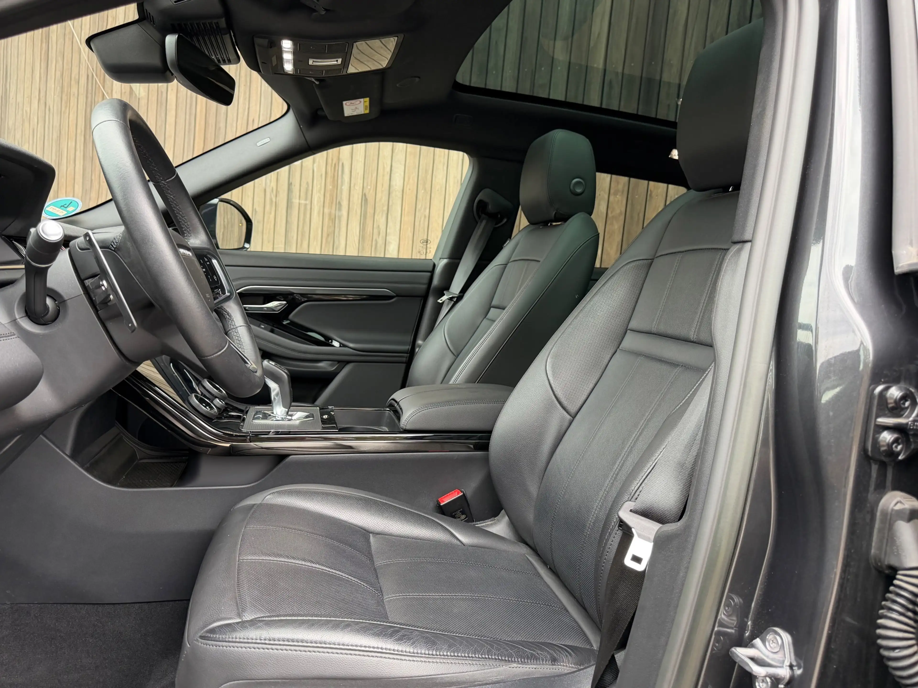 Land Rover Range Rover Evoque 1.5 P300e AWD R-Dynamic S / Pano / Meridian / Memo — photo 24