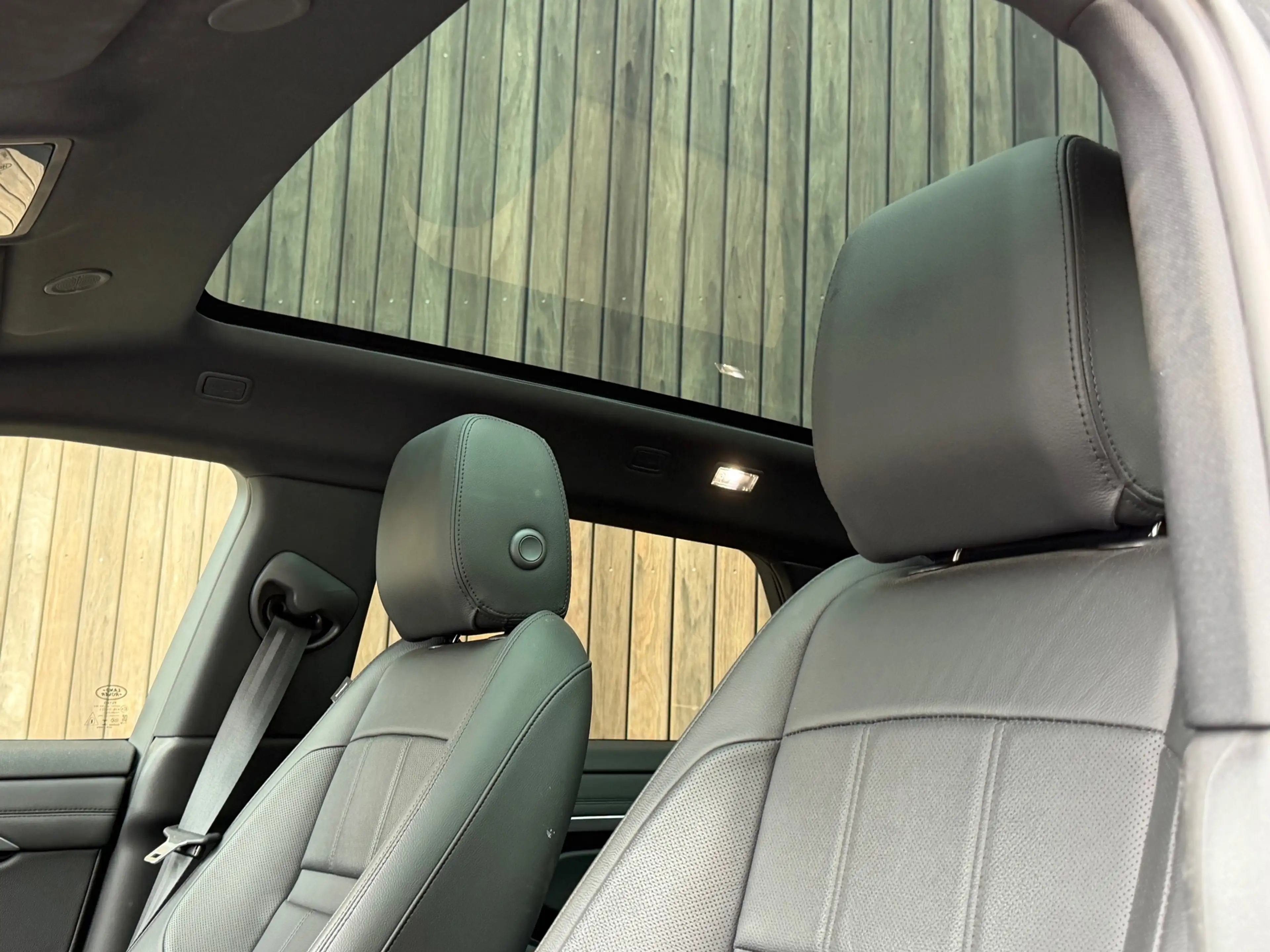 Land Rover Range Rover Evoque 1.5 P300e AWD R-Dynamic S / Pano / Meridian / Memo — photo 26