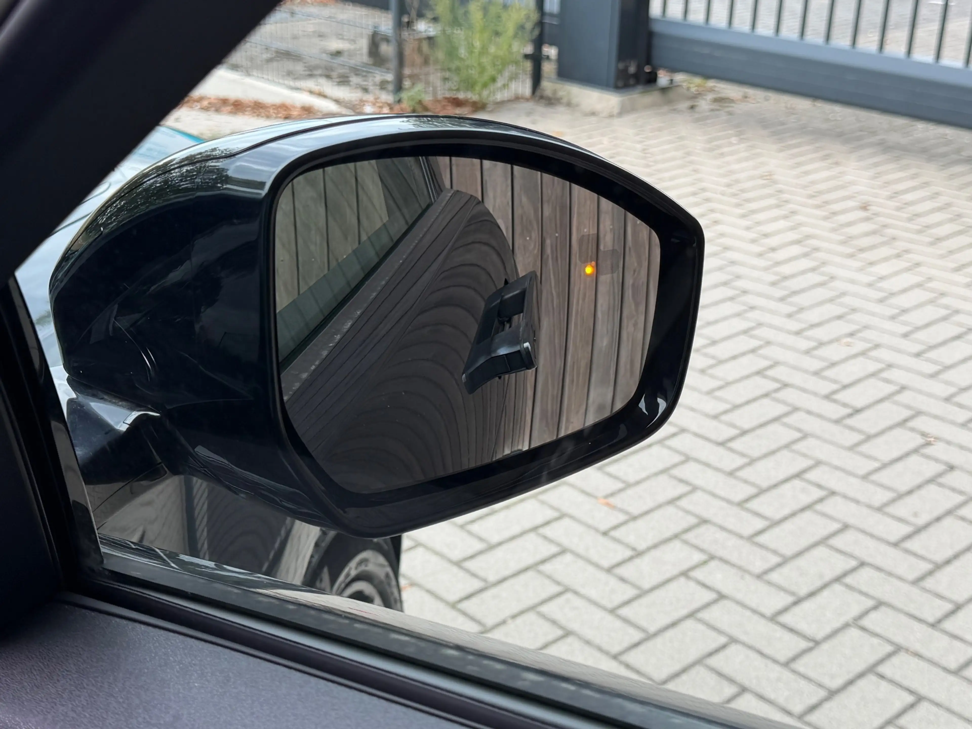 Land Rover Range Rover Evoque 1.5 P300e AWD R-Dynamic S / Pano / Meridian / Memo — photo 17