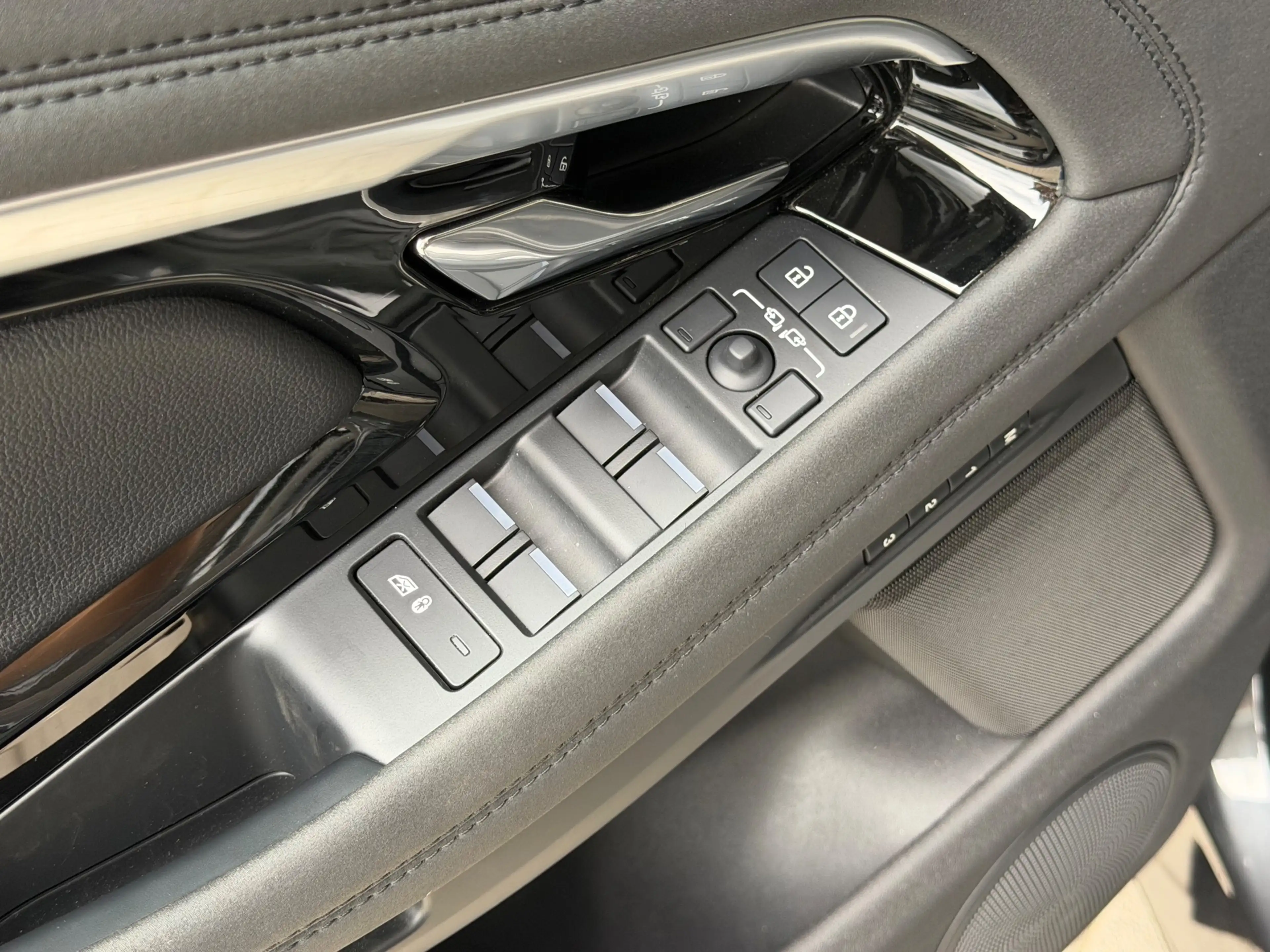 Land Rover Range Rover Evoque 1.5 P300e AWD R-Dynamic S / Pano / Meridian / Memo — photo 22